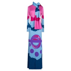 LOUIS FERAUD Robe longue modulaire en jersey rose, bleu et violet avec écharpe assortie, vers 1970