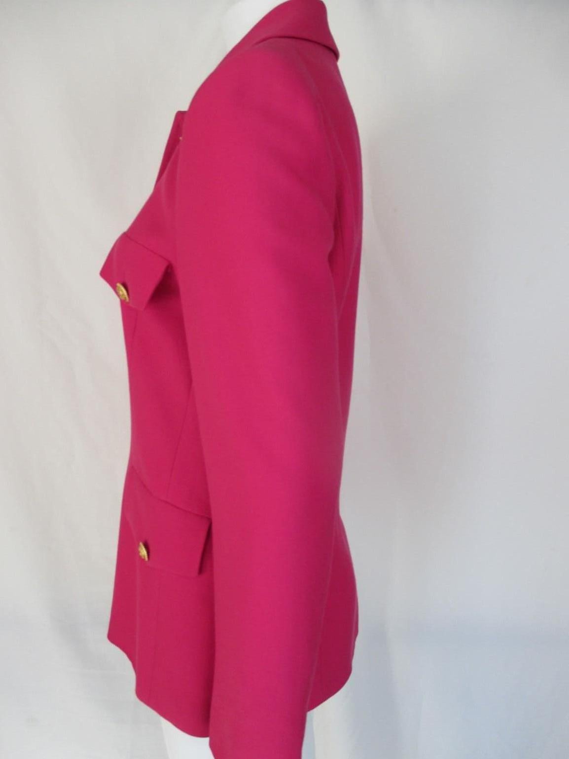 This extraordinaire pink blazer is made of light wool with sculpted gold colored buttons.
Louis Feraud label is out, but the LF lining is there.
Good preloved condition
Size Appears to be US 6-8/ EU 36-38, please refer to the measurements in the