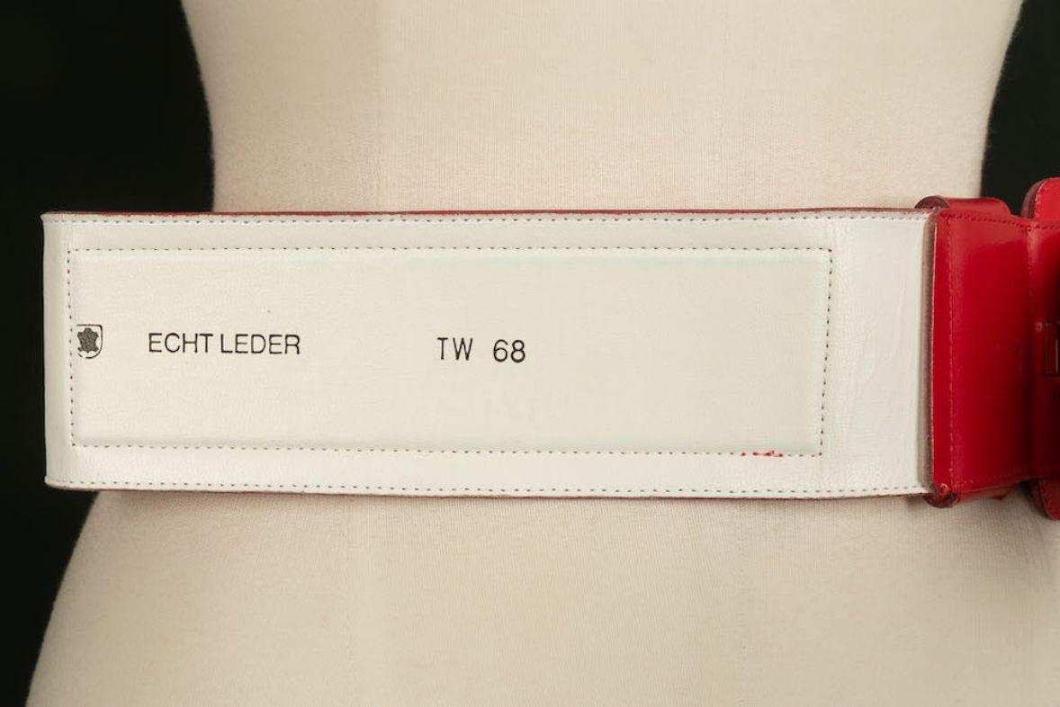 Louis Féraud Robe rouge avec ceinture en cuir rouge, taille 38FR en vente 10