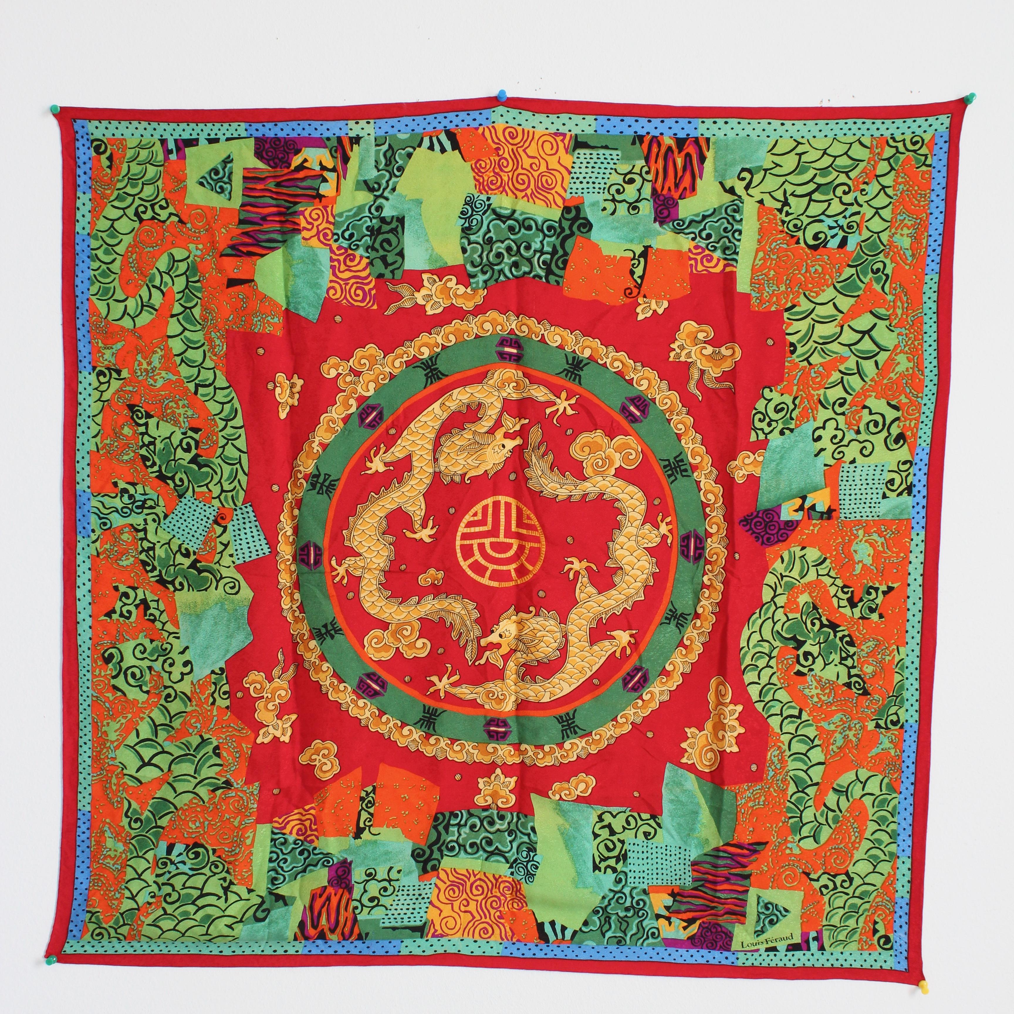 Dieser schöne Jacquard-Schal aus Seide wurde von Louis Feraud wahrscheinlich in den späten 1980er Jahren hergestellt. Es ist aus wunderschöner roter Seide gefertigt und zeigt tanzende goldene Drachen und andere asiatische Motive und Symbole. 

Ein