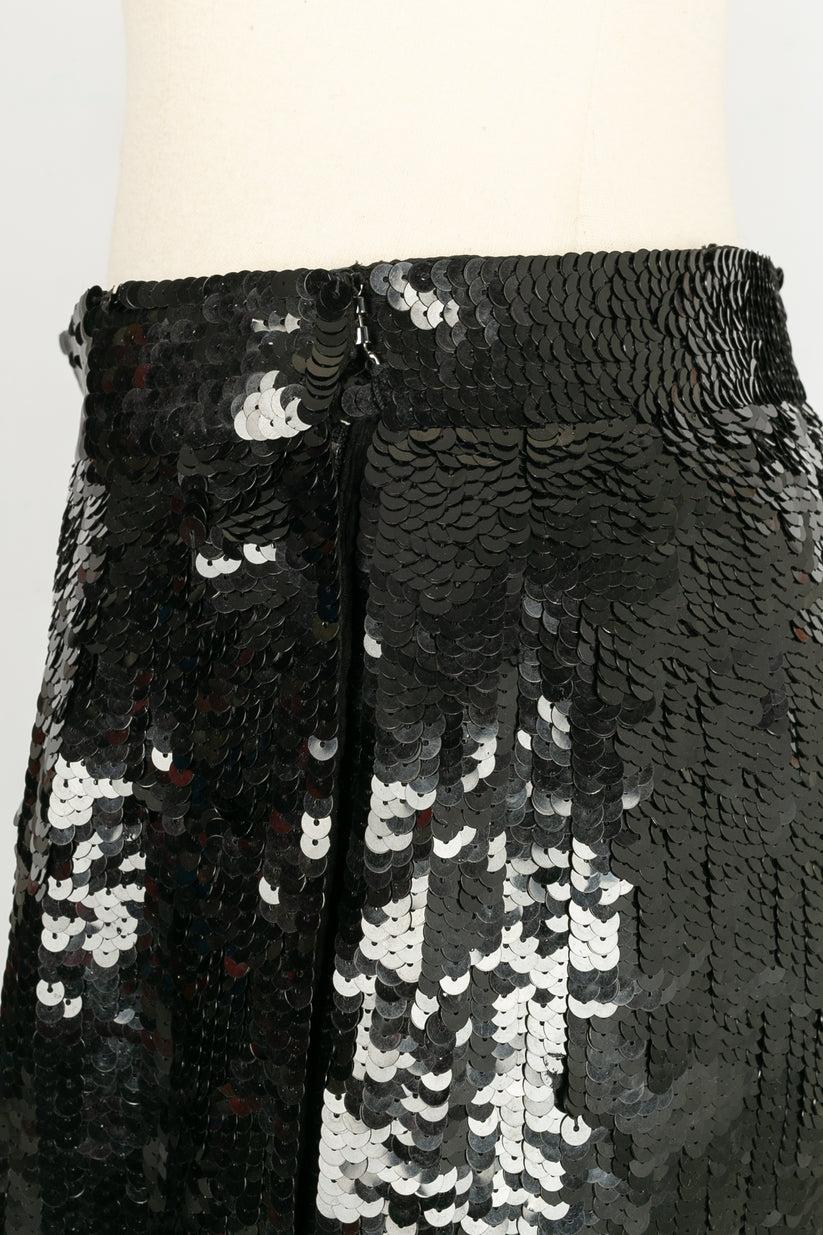 Louis Féraud Jupe noire à paillettes Taille 40FR, 1980 en vente 1