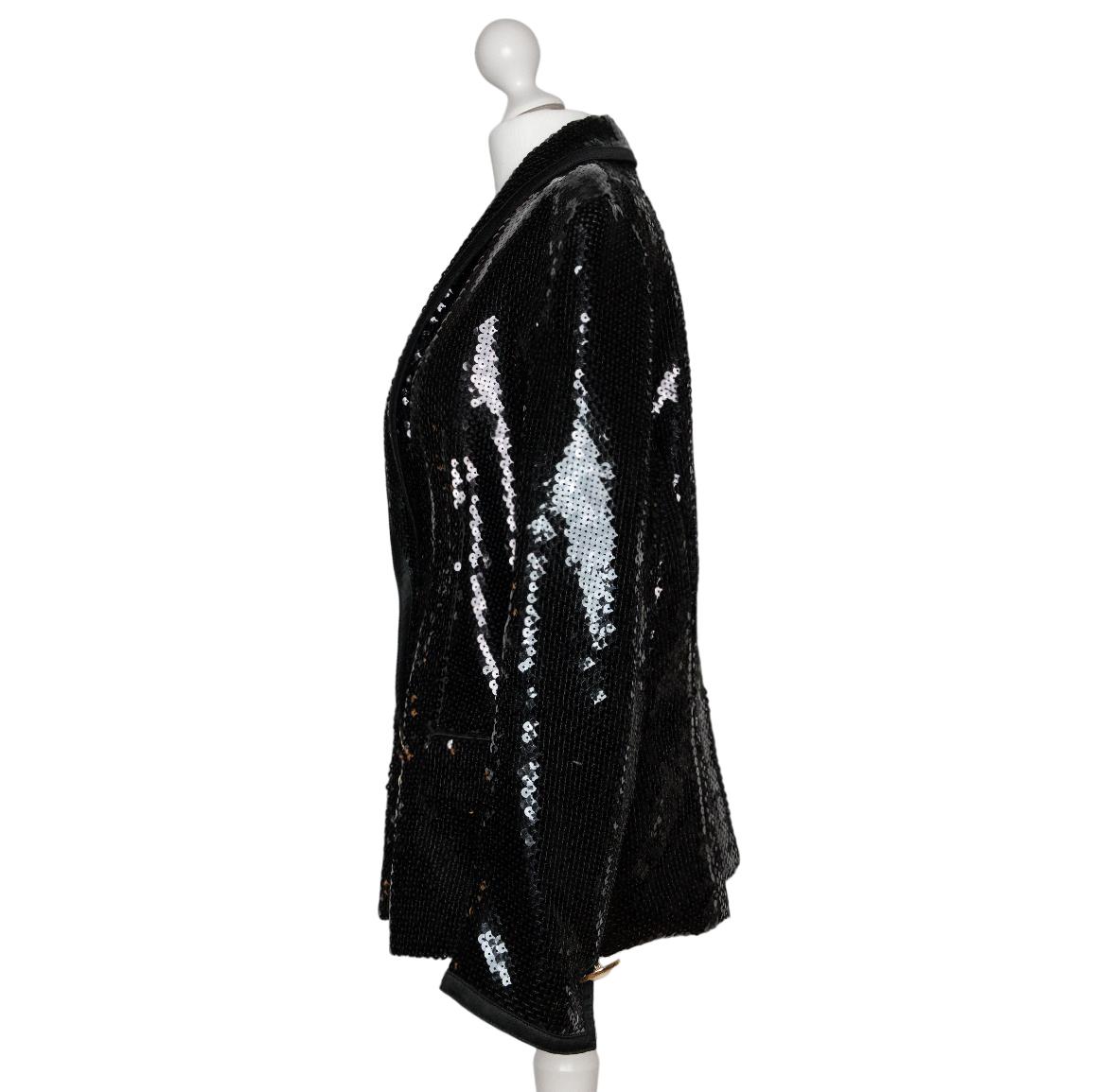 The Louis Féraud Vintage Blazer is more than just a garment—it's a statement of timeless elegance and luxurious design. For the discerning collector, this blazer stands out as a true masterpiece, blending the opulent allure of vintage fashion with