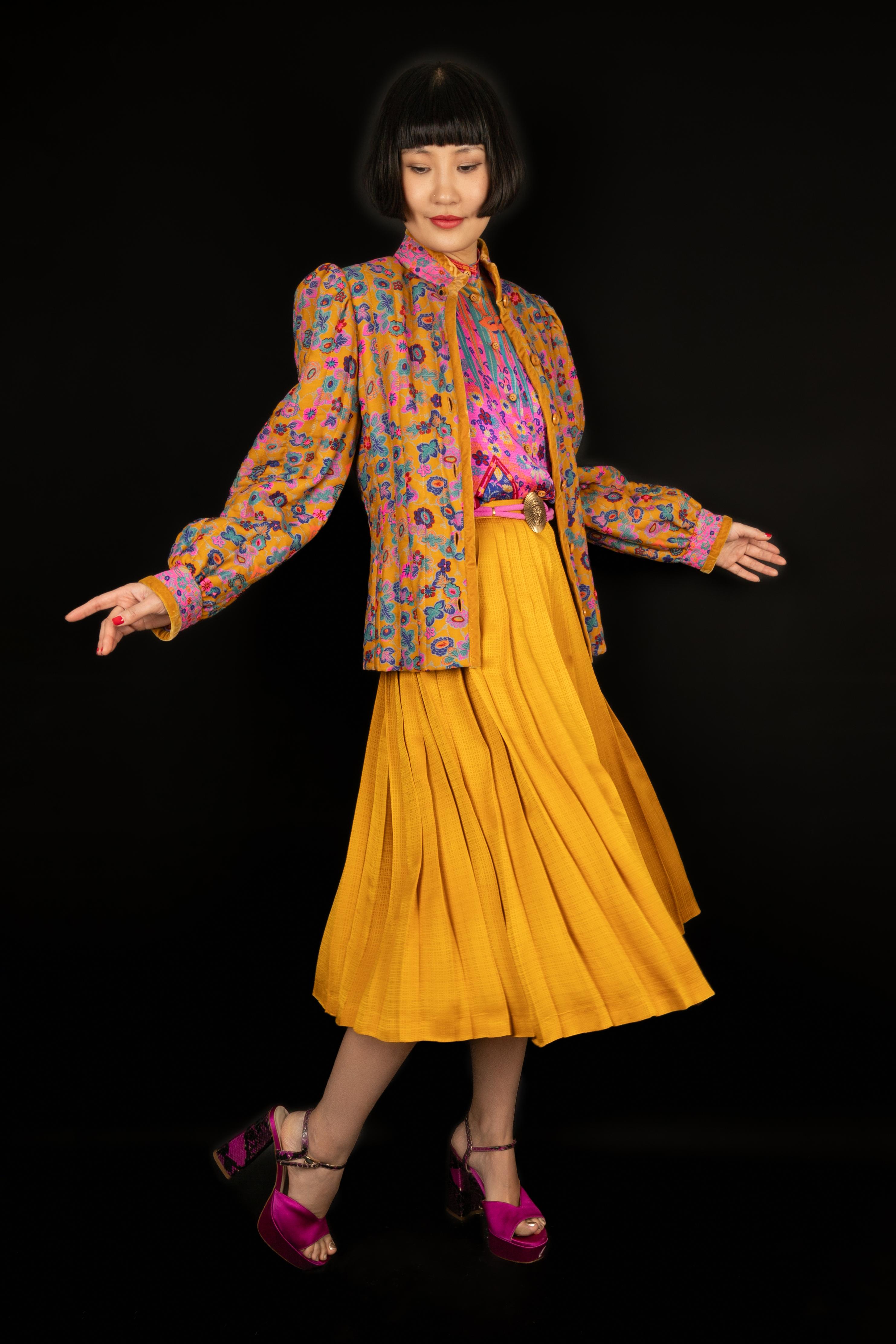 Louis Feraud -Set composed of a quilted jacket, a silk blouse, and a mid-length pleated skirt. No size indicated, it fits a 36FR. 1980 circa Haute Couture Collection.

Additional information:
Condition: Very good condition
Dimensions: Jacket: