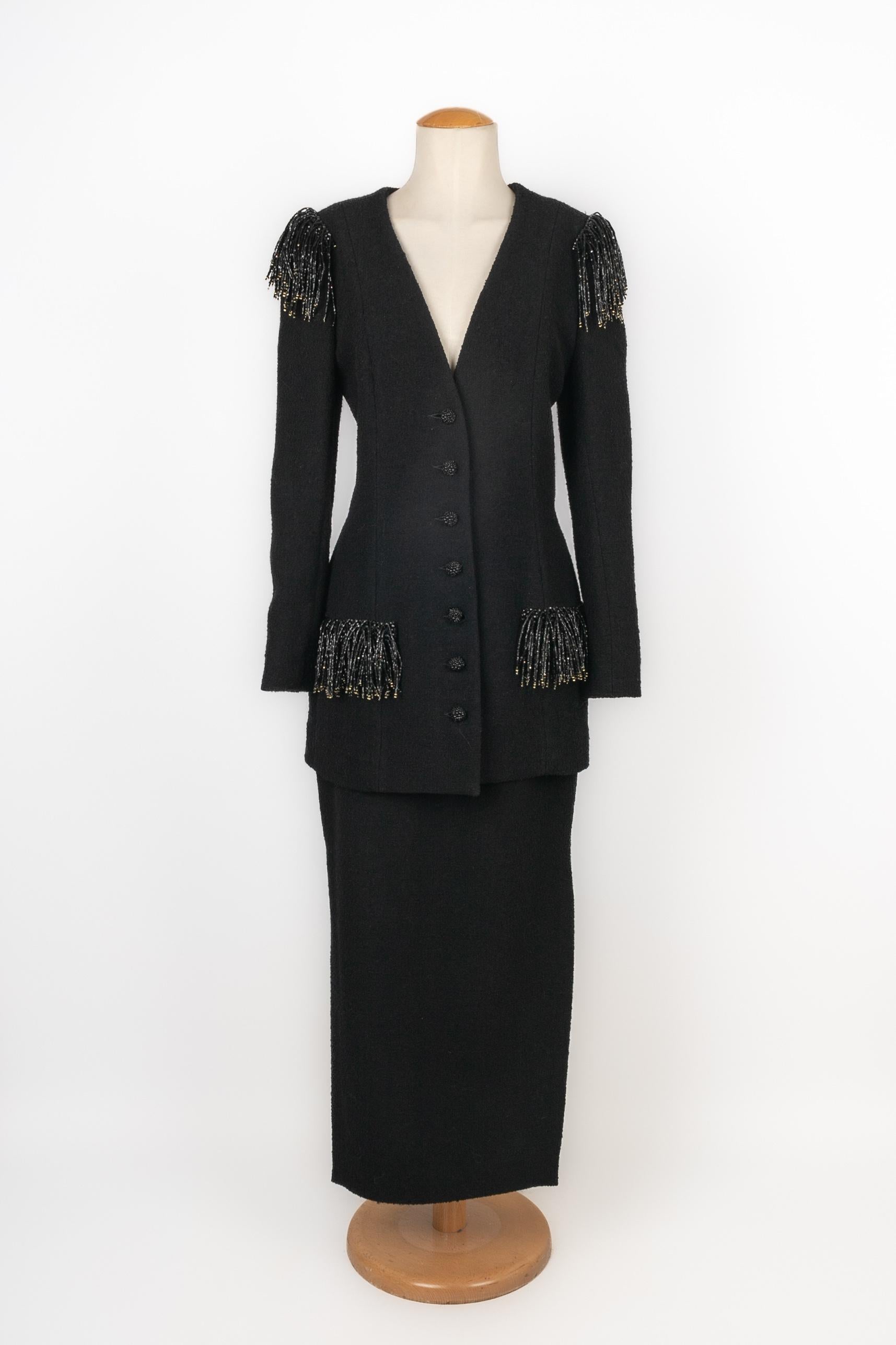 LOUIS FERAUD - (Made in France) Black wool set composed of a suit jacket and a skirt. The jacket bottom and shoulders are ornamented with pearls. Silk lining. Missing size and composition labels, it fits a 38FR.

Condition:
Very good