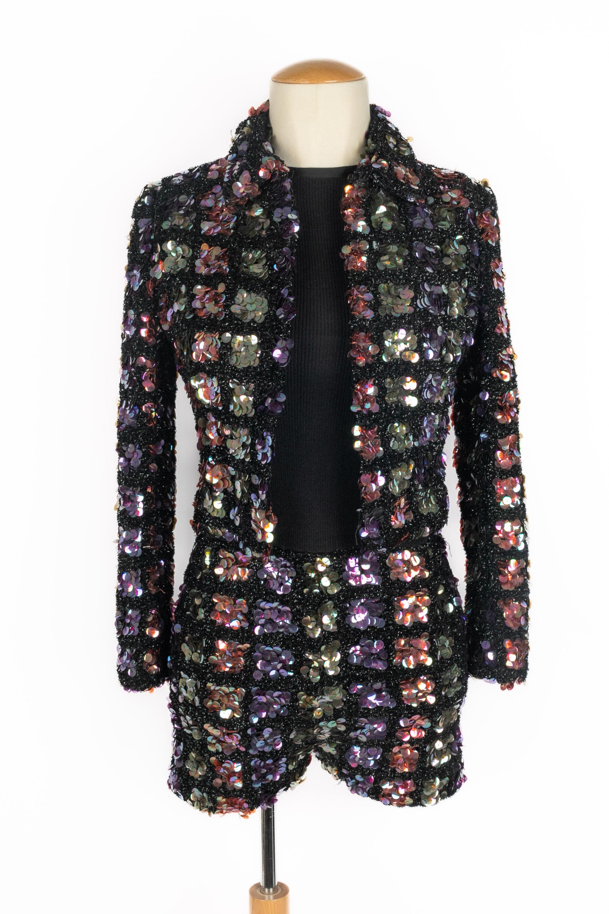 LOUIS FERAUD - (Made in France) Set in lana con paillettes composto da una tuta e una giacca. Mancano le etichette delle taglie e della composizione, ma veste una 36FR.

Condizioni:
Ottime condizioni

Dimensioni:
Giacca: Larghezza spalle: 40 cm -