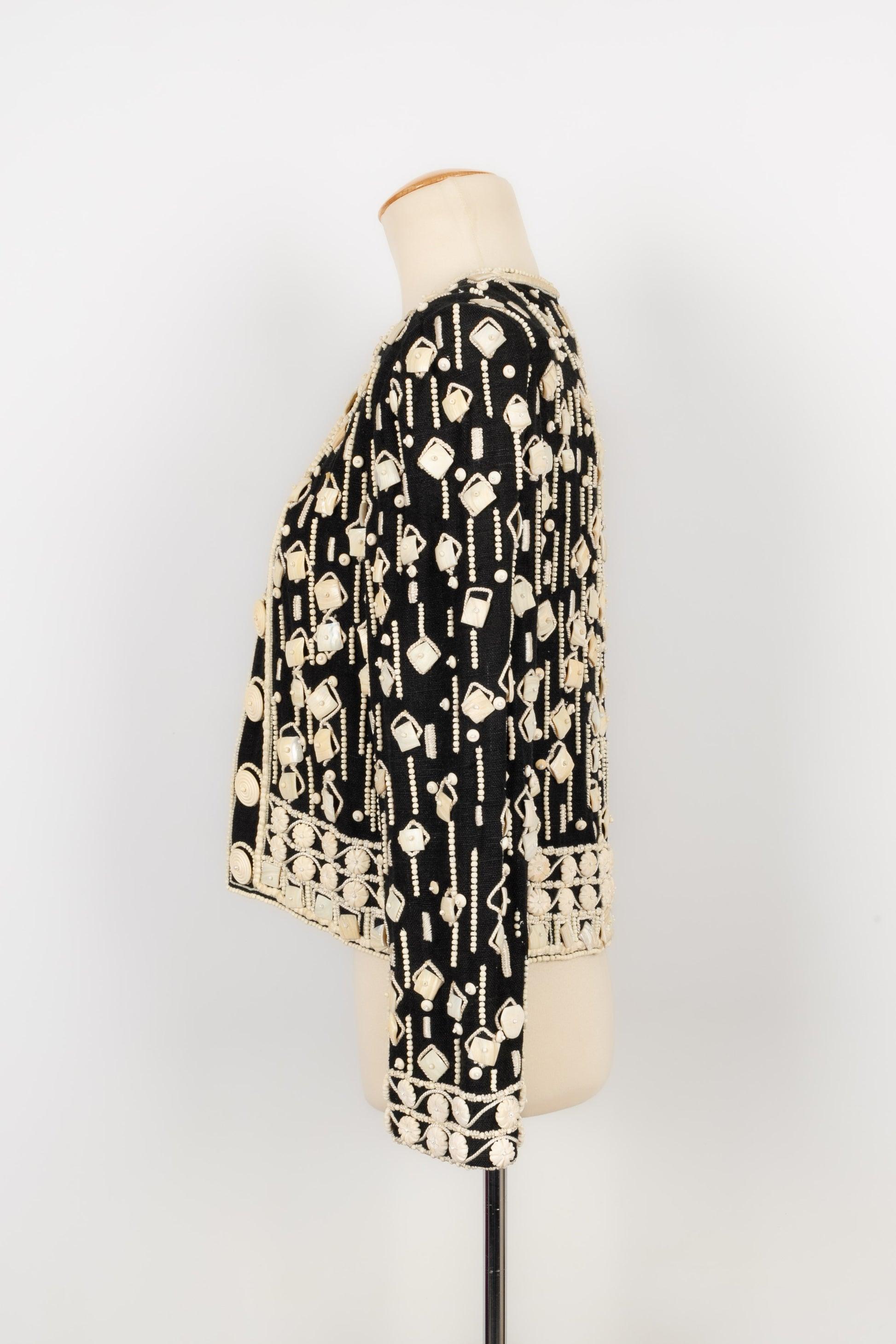 Louis Feraud - Parure Haute Couture en tissu noir brodé de passementeries blanches, de perles, d'éléments en nacre et de faux coquillages. Printemps-été 1989 Collection 