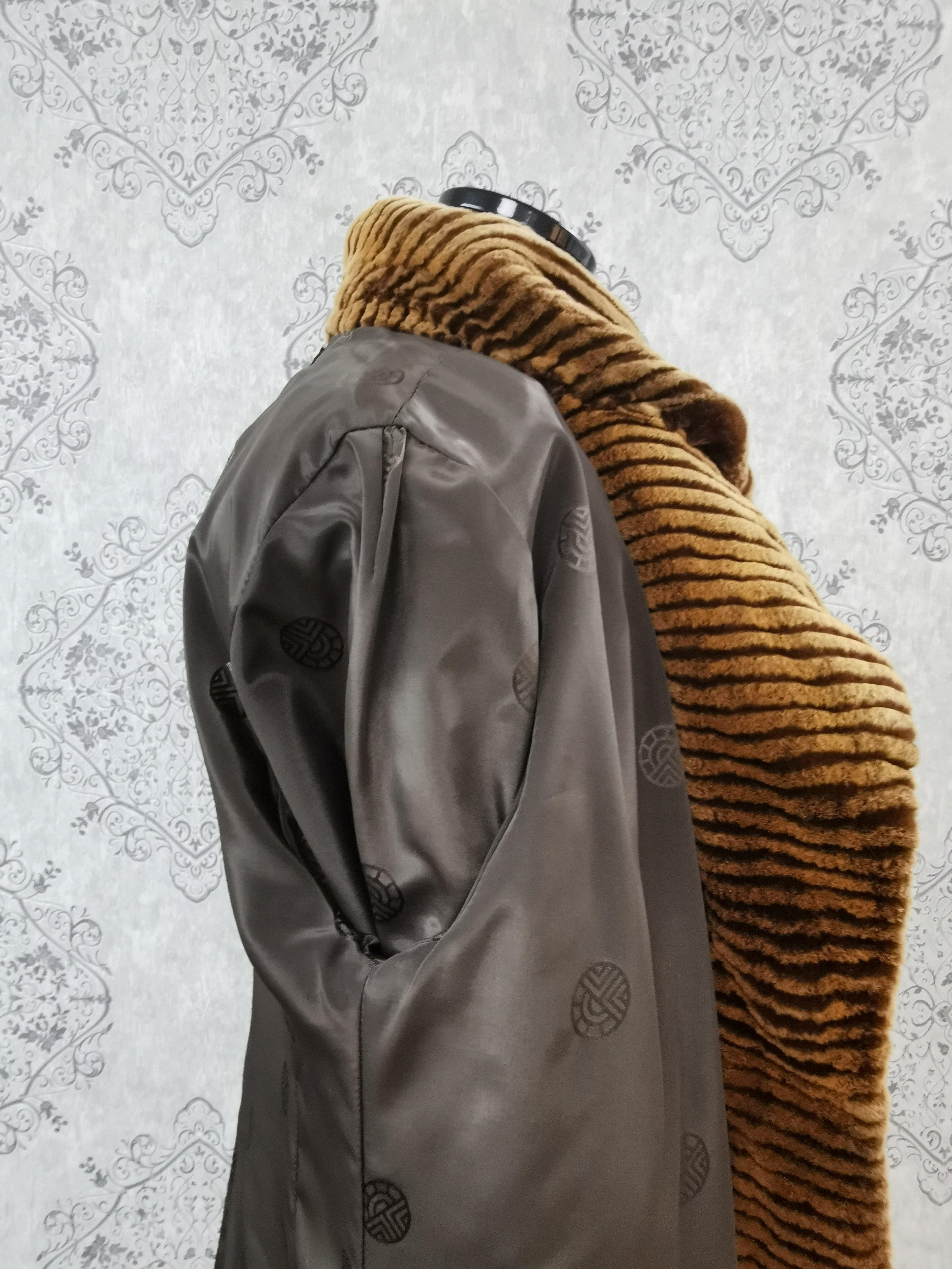 Manteau de fourrure de vison tondu Louis Féraud Paris (Taille 6 - Petit) en vente 5
