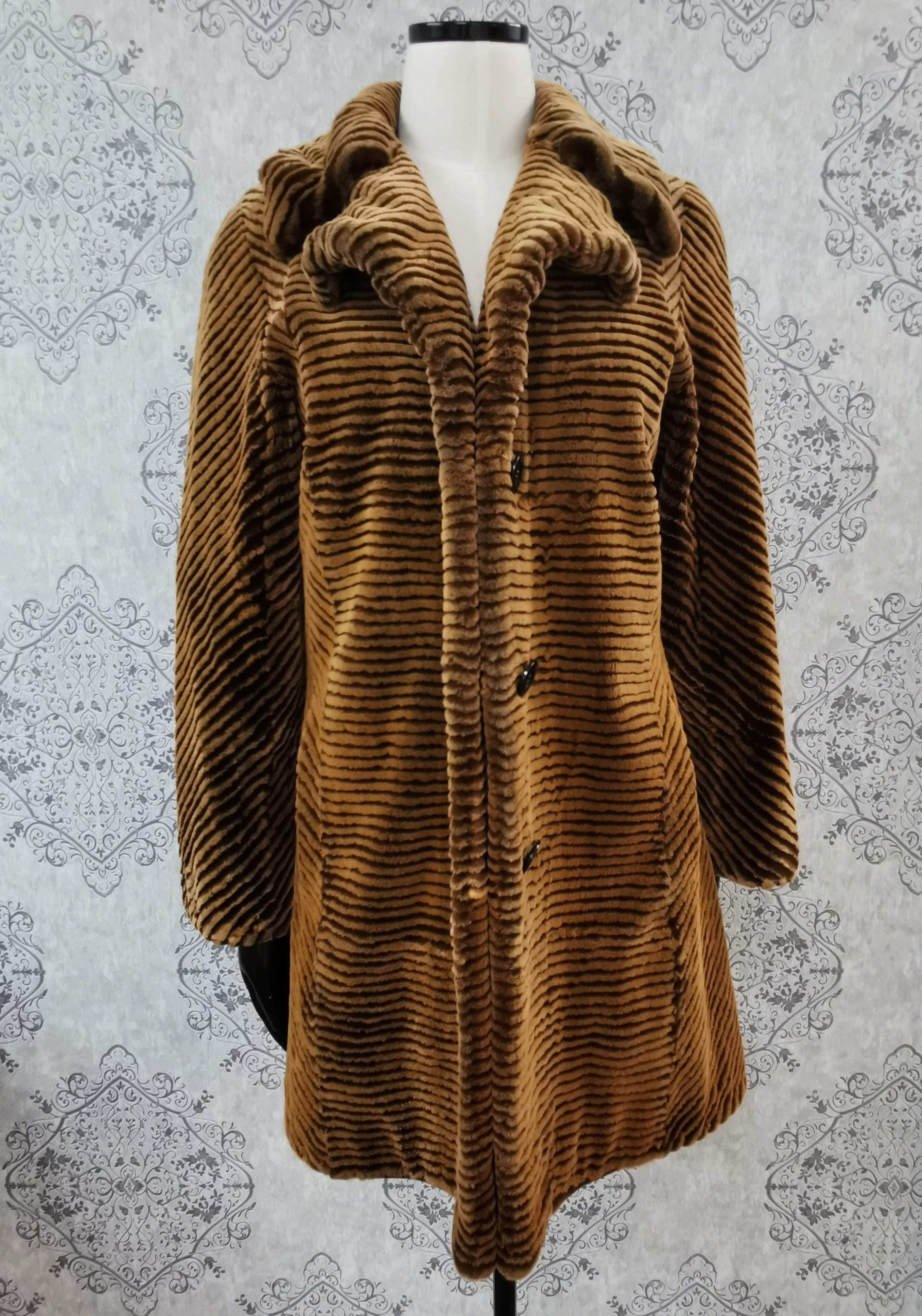 Louis Féraud Paris sheared mink fur coat with yellow and brown stripes (Size 6 - Small) in excellent condition

Single breasted three buttons notch lapel collar, straight sleeves and signature Féraud satin lining.

Made in