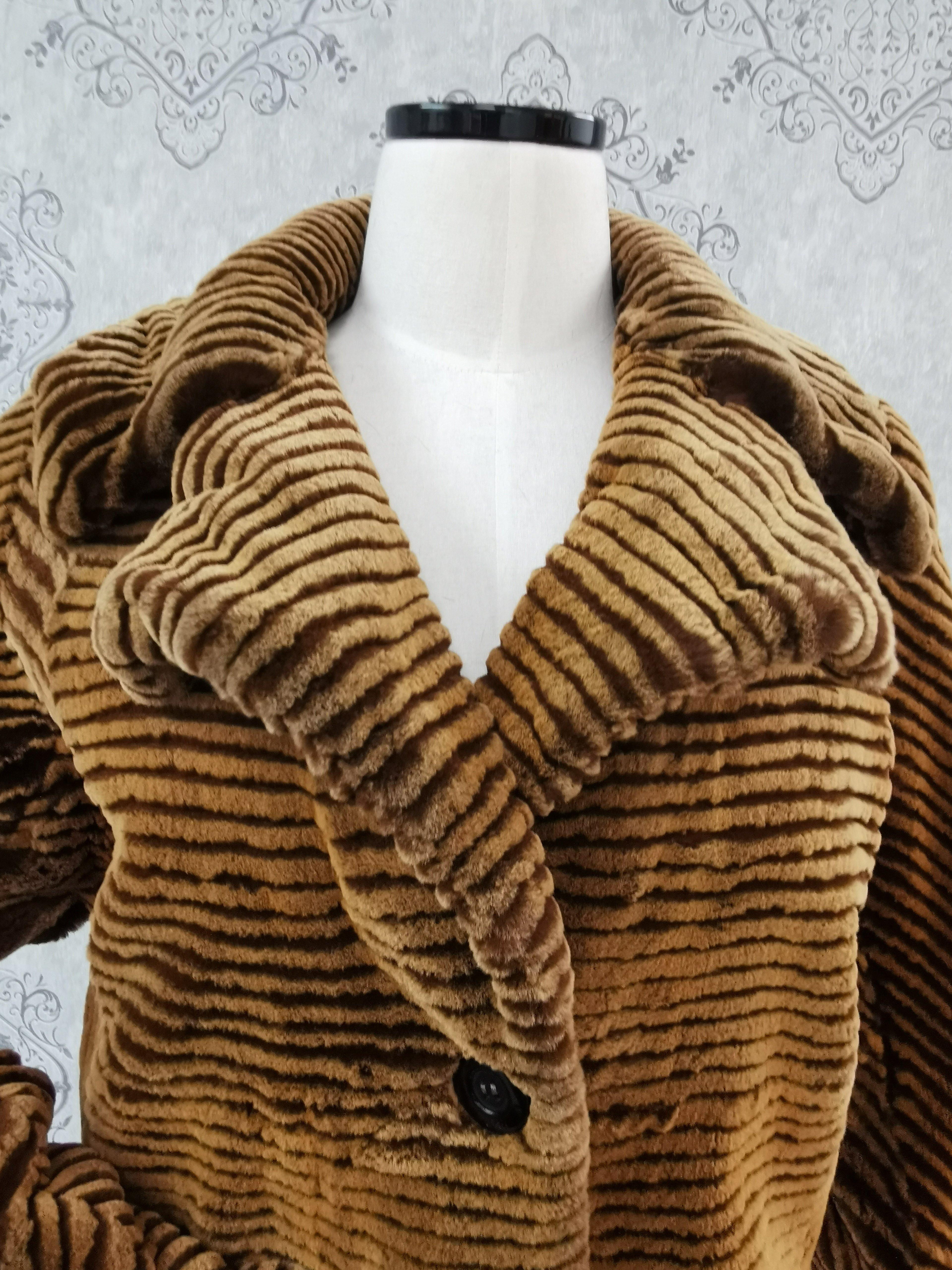 Manteau de fourrure de vison tondu Louis Féraud Paris (Taille 6 - Petit) Neuf - En vente à Montreal, Quebec