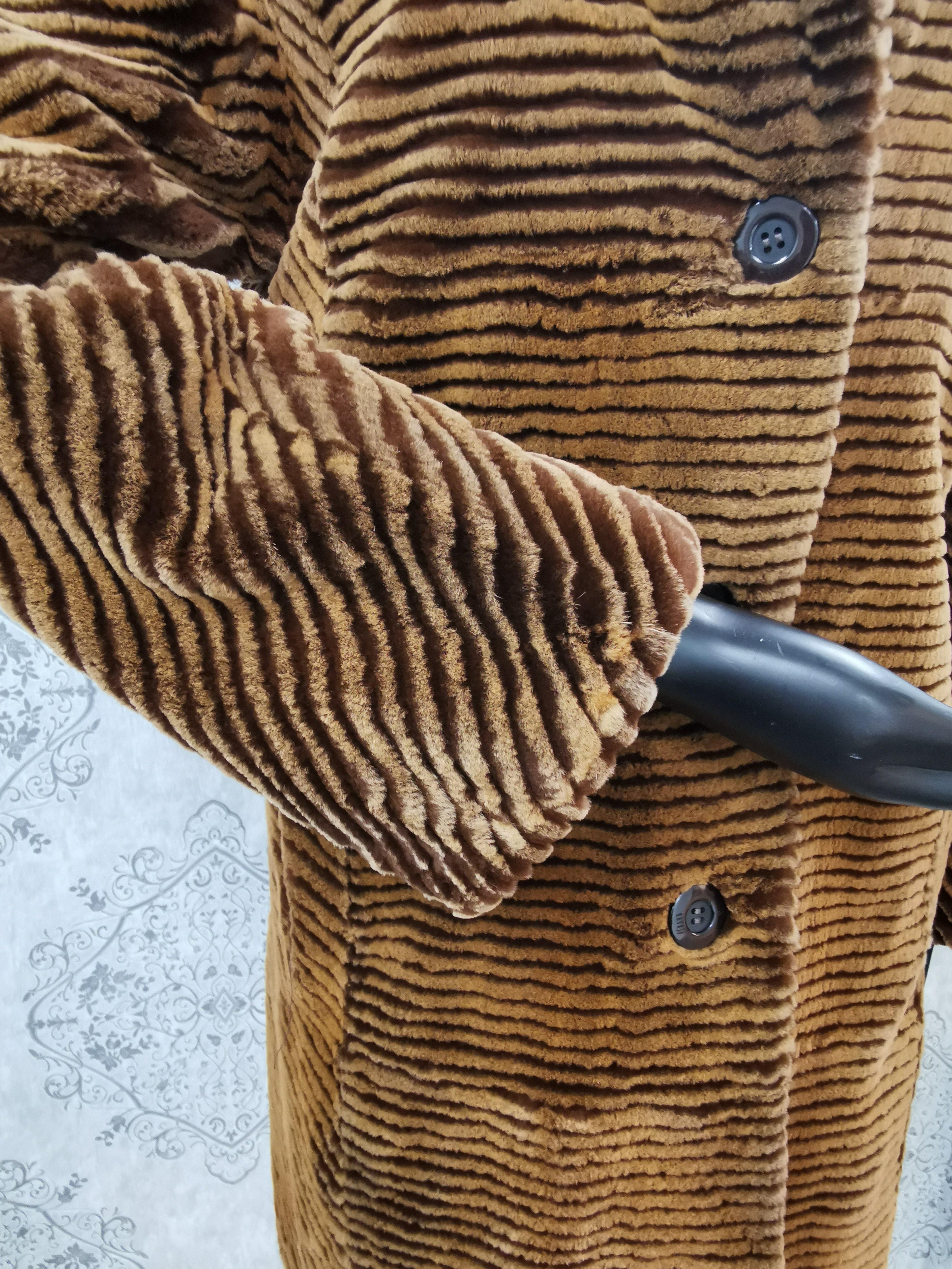 Manteau de fourrure de vison tondu Louis Féraud Paris (Taille 6 - Petit) Pour femmes en vente
