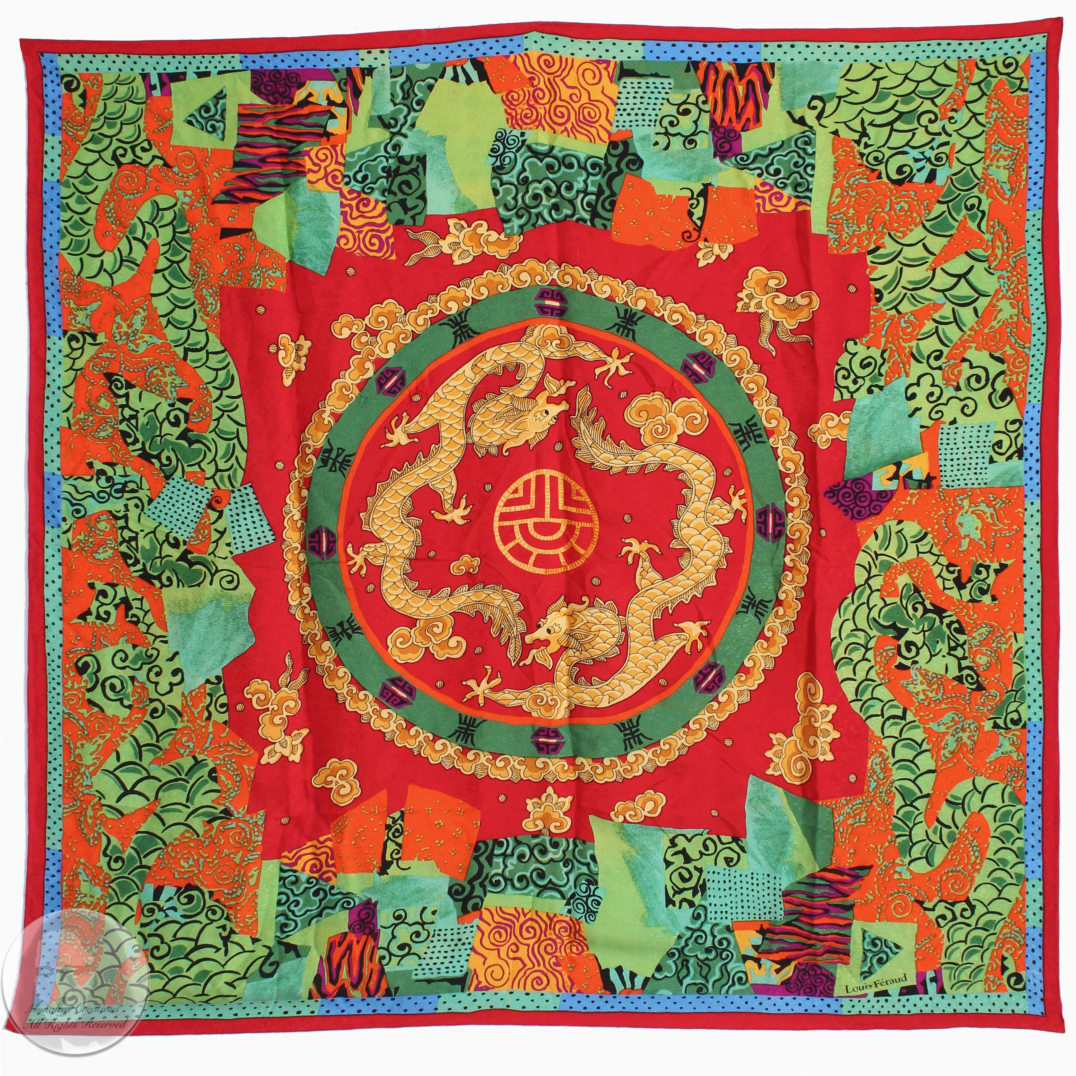 Ce ravissant foulard ou châle en jacquard de soie a �été réalisé par Louis Feraud, vraisemblablement à la fin des années 1980. Réalisée dans une magnifique soie rouge, elle est ornée de dragons dorés dansants et d'autres motifs et symboles