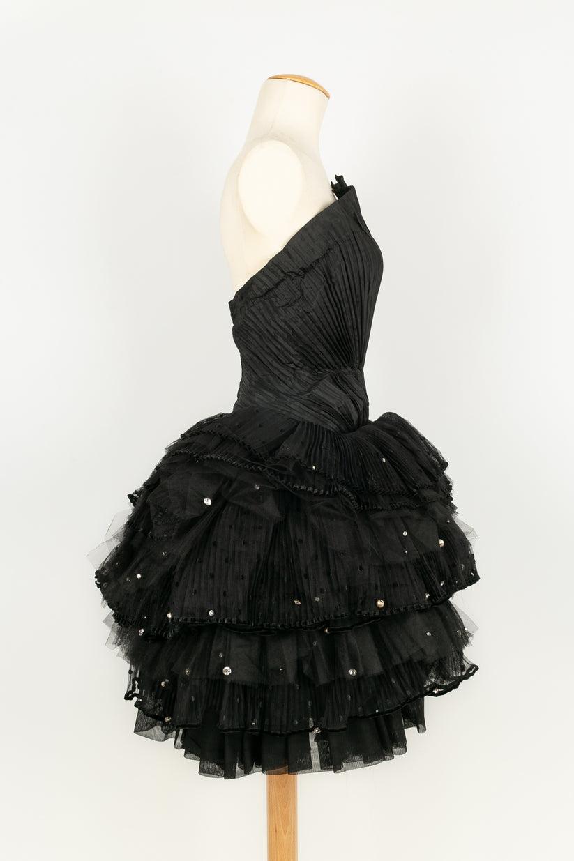 Louis Féraud - (Made in France) Strapless Haute Couture dress in silk taffeta, tulle and rhinestones. No size or composition label, it fits a 34FR.

Additional information: 
Dimensions: Chest: 46 cm, Waist: 42 cm, Length: 75 cm
Condition: Very good