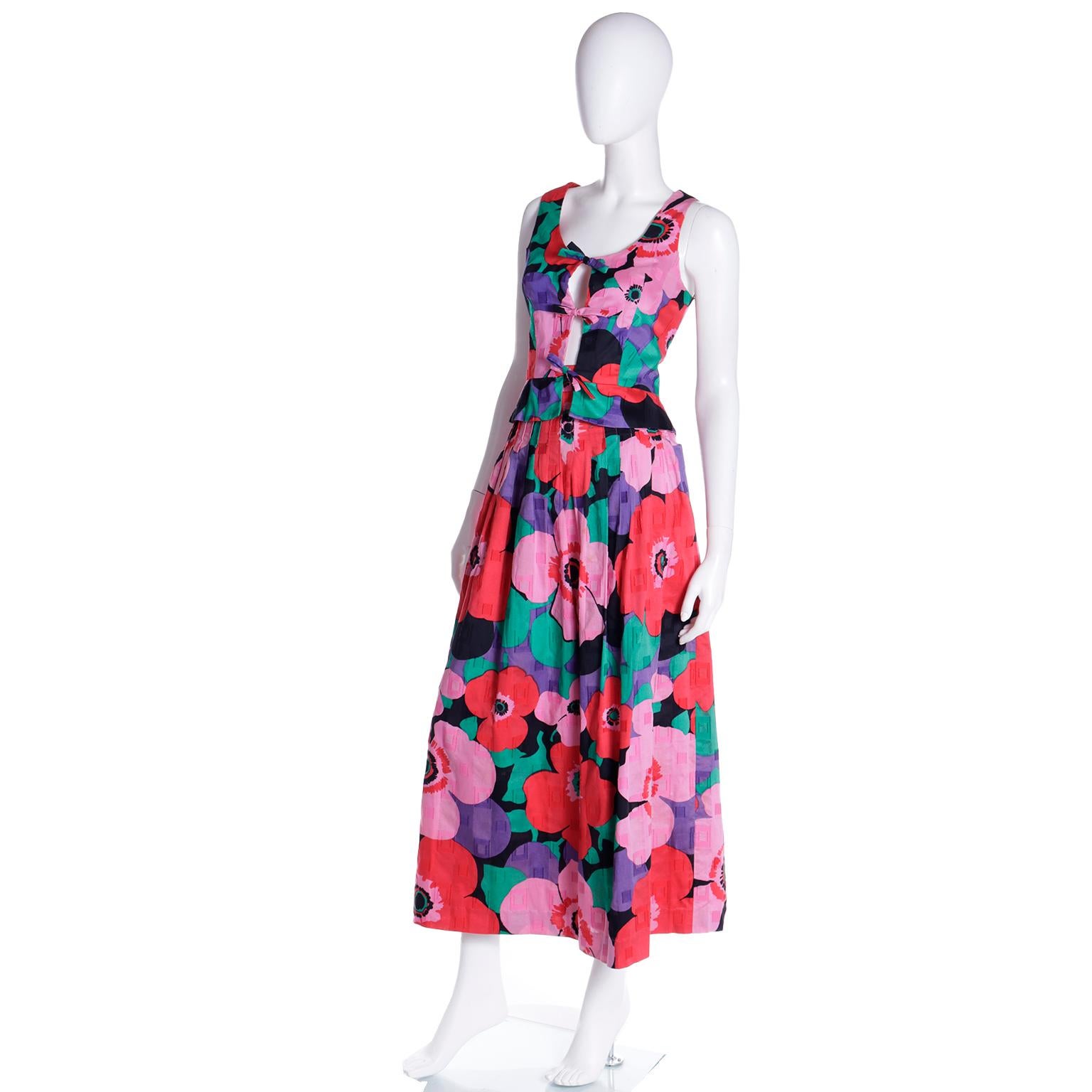 Louis Feraud Vintage 1870er Helles, geblümtes 2-teiliges Vintage-Kleid mit Blick auf ein Boo Top & Maxirock (Pink) im Angebot