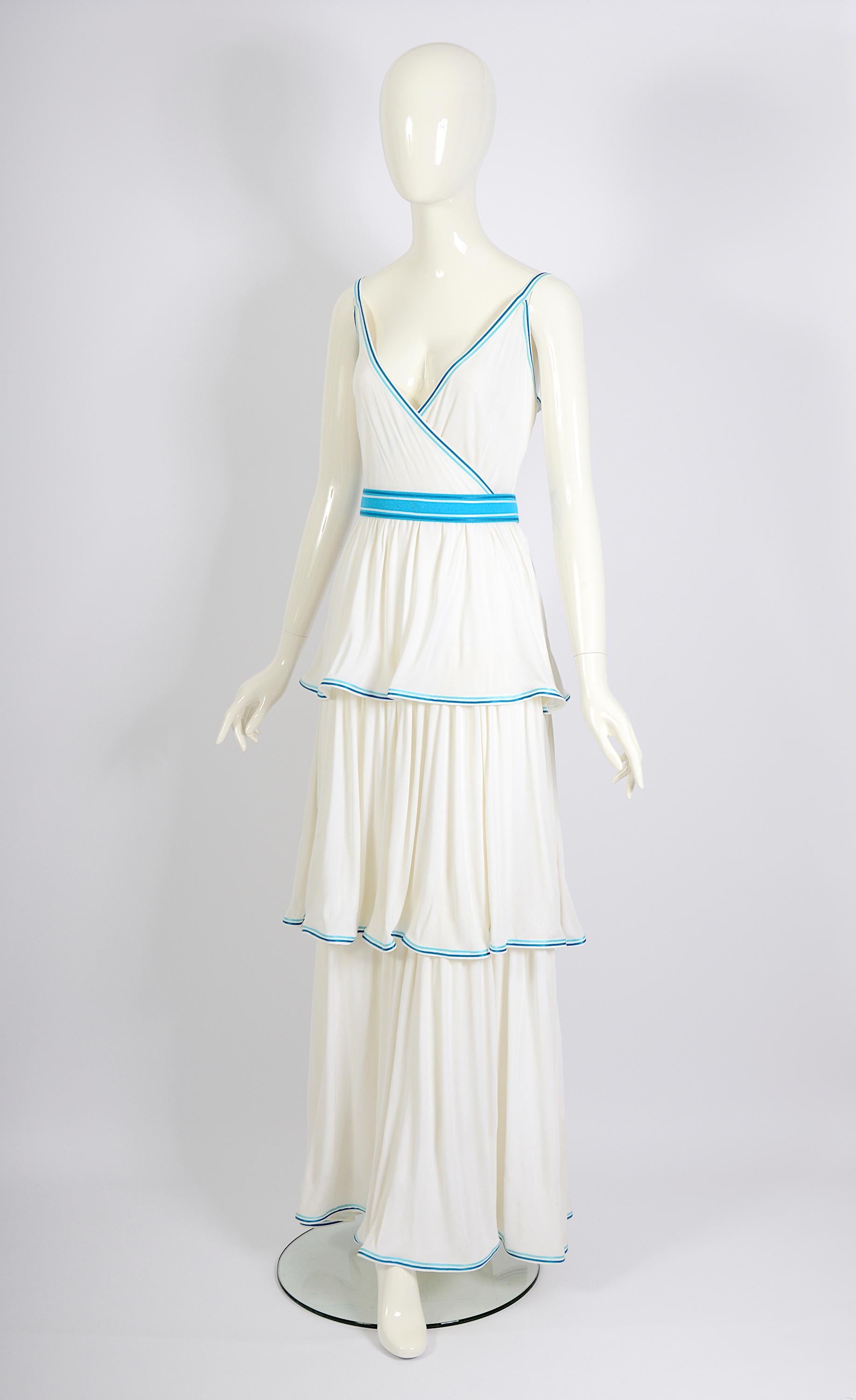 Louis Féraud vintage 1970s white jersey bleu ribbon trimmed maxi dress + belts In Good Condition For Sale In Antwerpen, Vlaams Gewest
