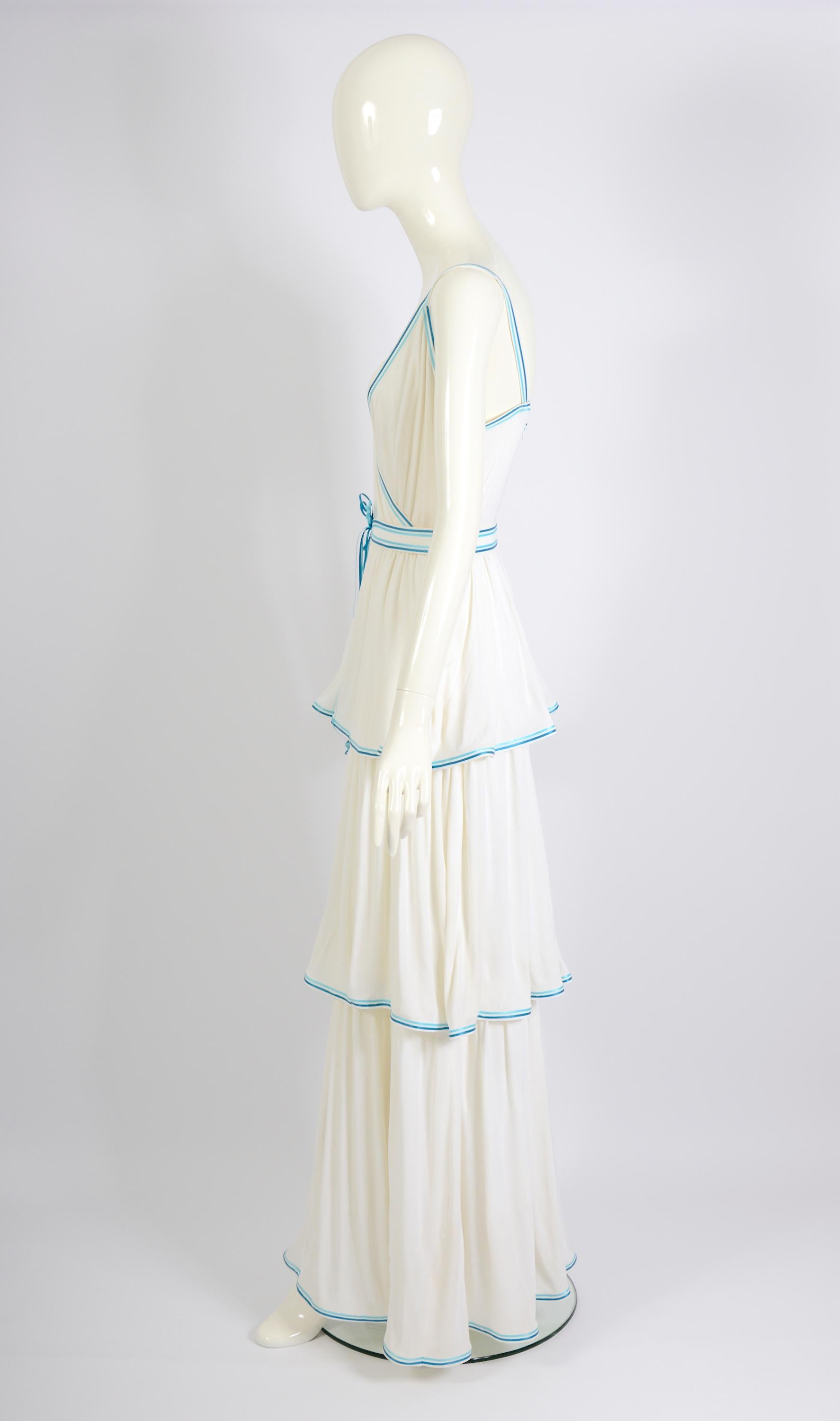 Louis Féraud vintage 1970 robe longue garnie de rubans en jersey blanc bleu + ceintures Pour femmes en vente