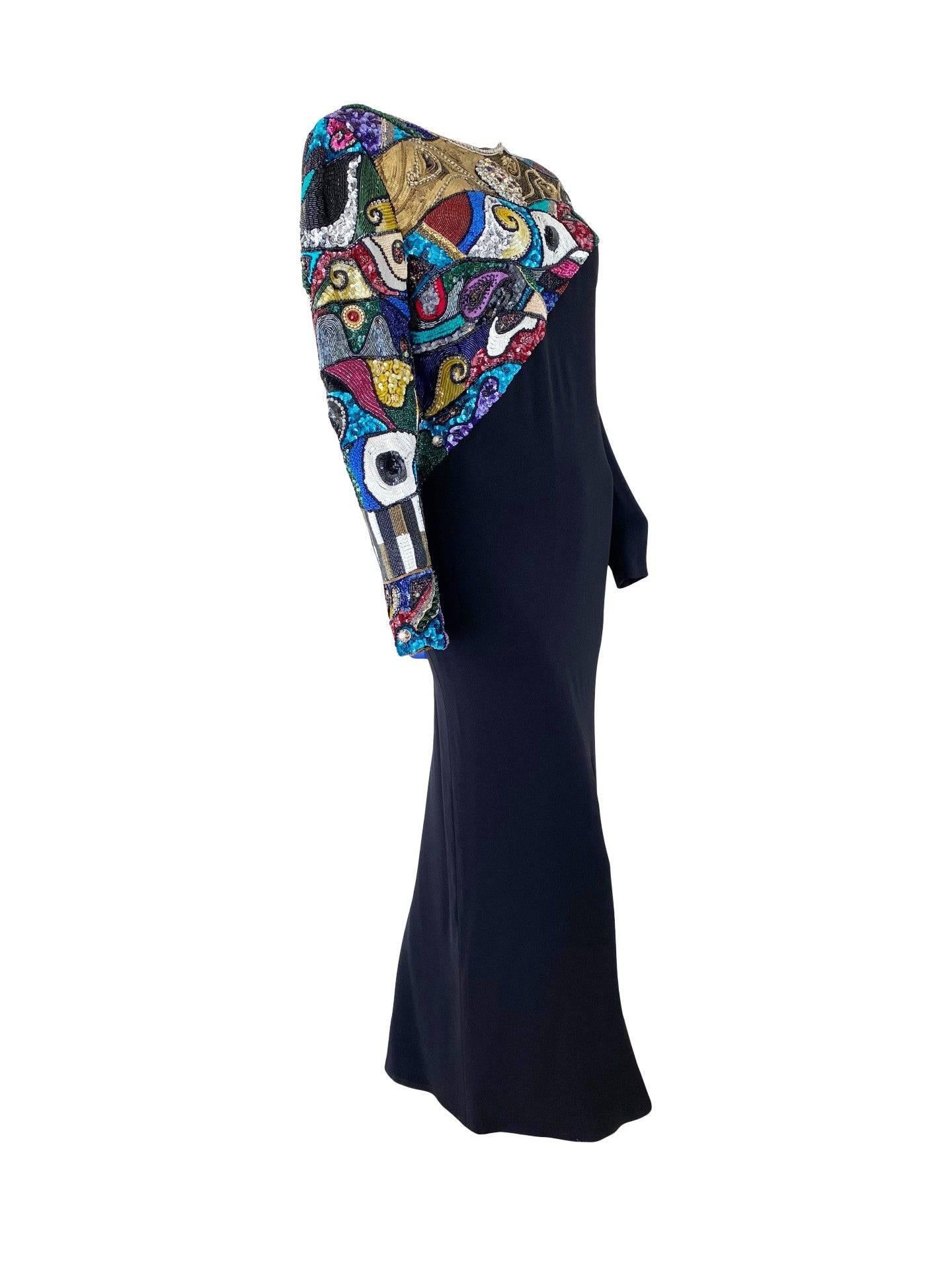 Dieses Kleid ist einfach fabelhaft! Dieses Modell von Louis Feraud aus den 1980er Jahren ist asymmetrisch und mit einem abstrakten Mosaik aus verschiedenen Perlenarten und satten Juwelentönen verziert. Pailletten, Saatperlen, Bügelperlen,
