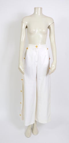 Louis Feraud - Pantalon vintage en lin blanc et boutons dorés - En vente  sur 1stDibs