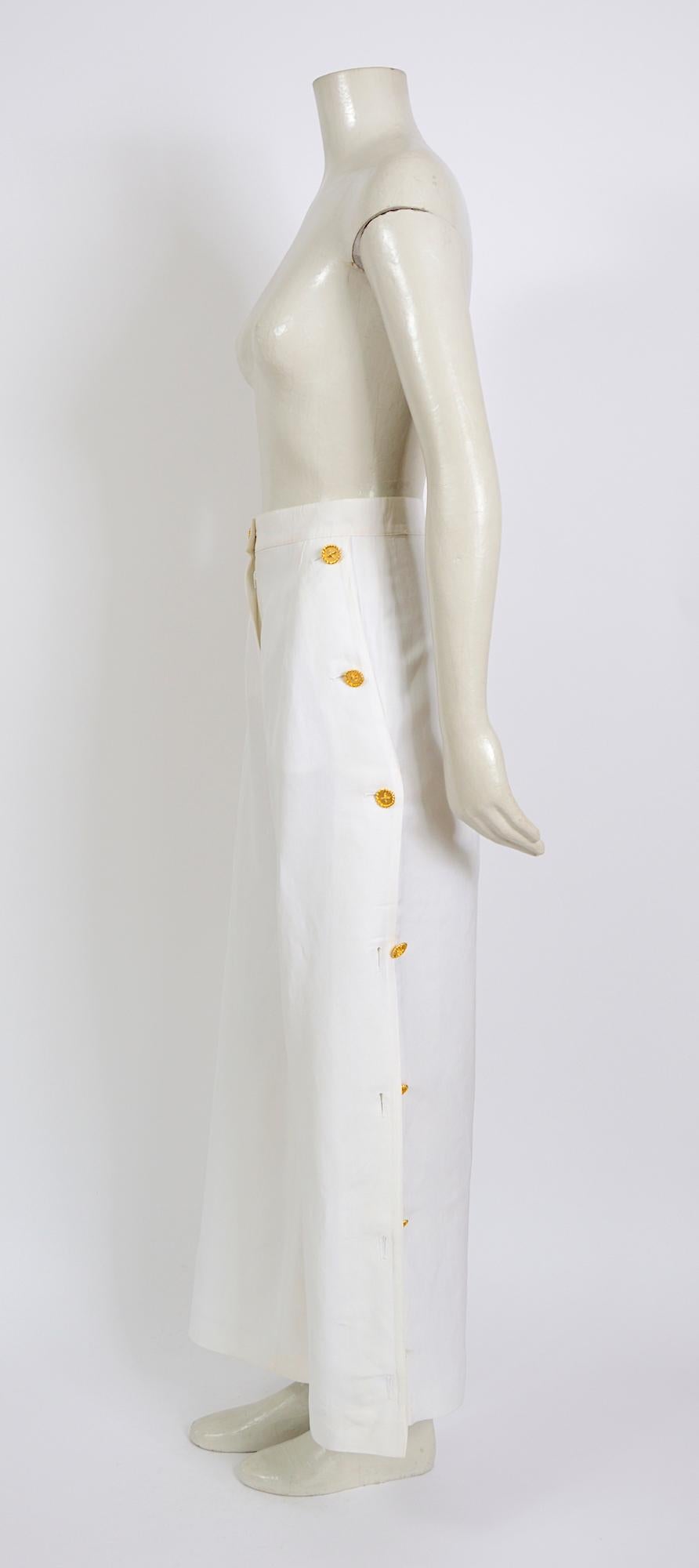 Vintage-Hose aus weißem Leinen mit goldenen Knöpfen von Louis Feraud im Zustand „Hervorragend“ im Angebot in Antwerpen, Vlaams Gewest