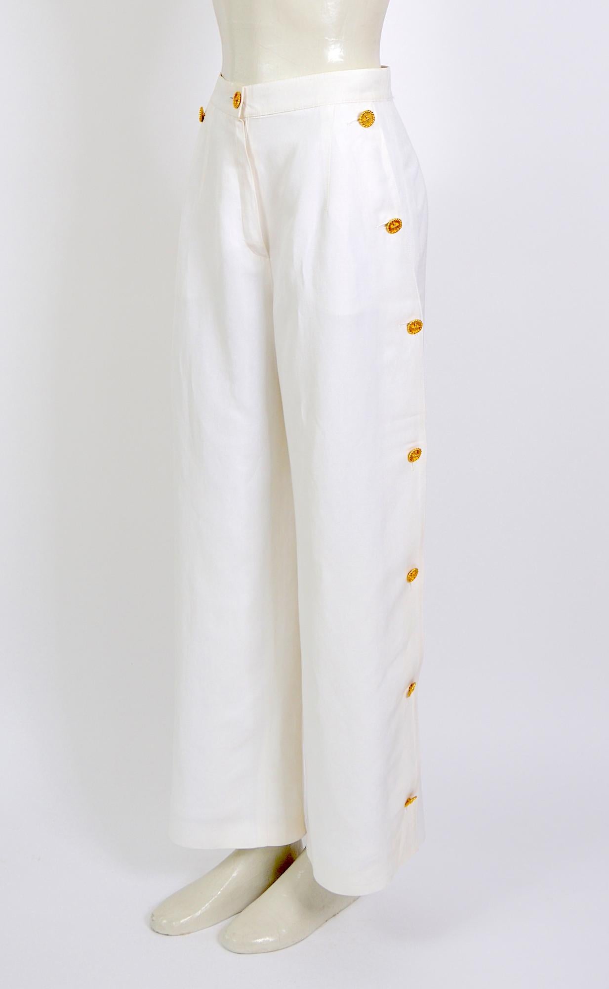 Vintage-Hose aus weißem Leinen mit goldenen Knöpfen von Louis Feraud im Angebot 1
