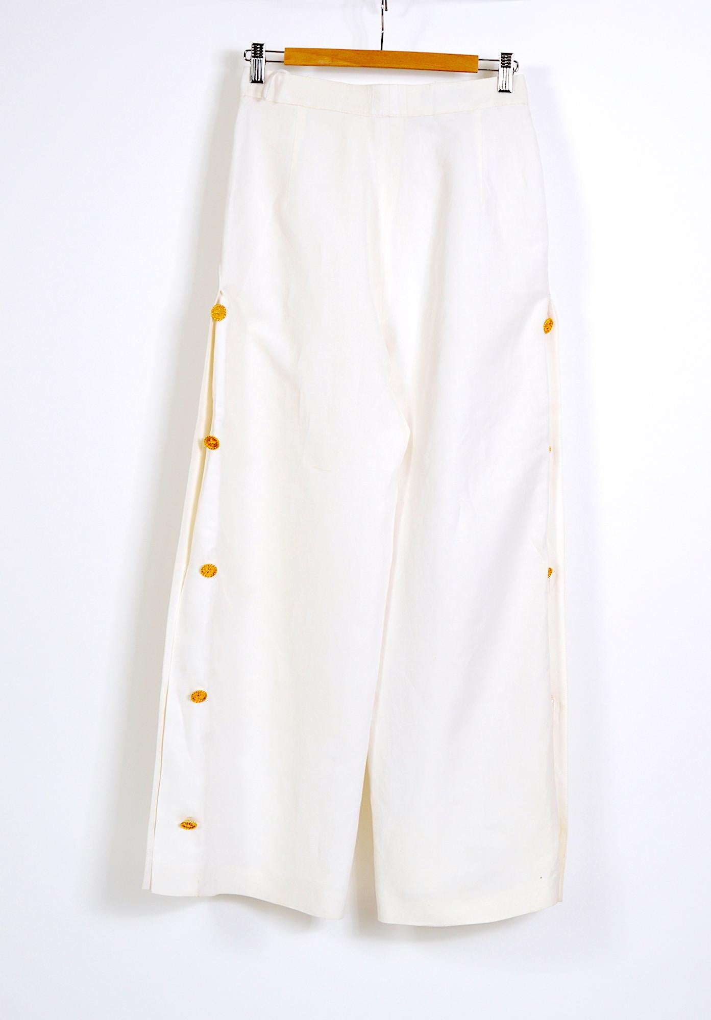 Vintage-Hose aus weißem Leinen mit goldenen Knöpfen von Louis Feraud im Angebot 3