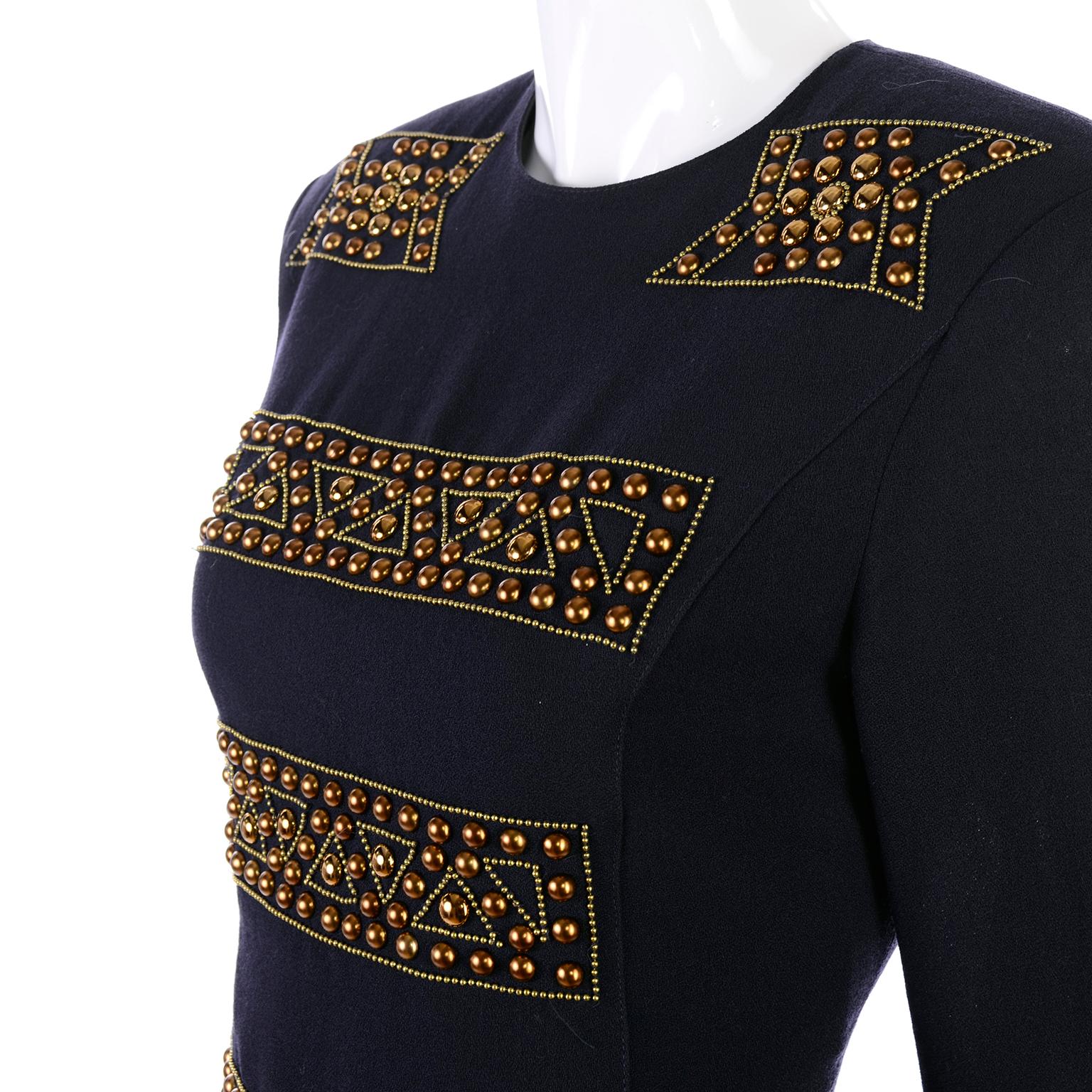 Dies ist ein lustiges Vintage-Strickkleid von Louis Feraud aus den 1980er Jahren mit langen Ärmeln in einem nachtblauen - fast schwarzen Wollstrick. Dieses Vintage-Kleid aus 100 % Wolle ist mit Viskose gefüttert und hat tolle Kupferperlen. Das Kleid