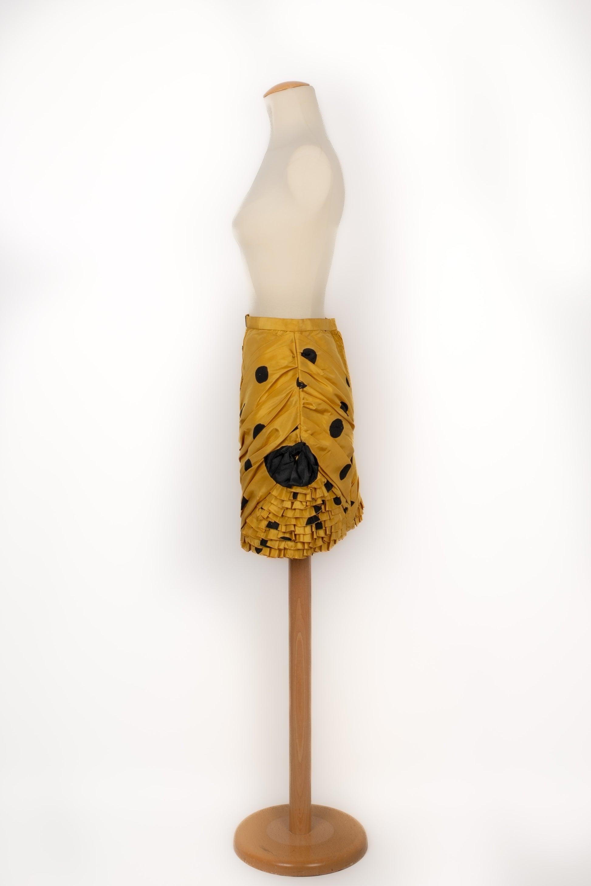 Louis Feraud Yellow Taffeta Skirt with Black Polka Dots In Excellent Condition For Sale In SAINT-OUEN-SUR-SEINE, FR