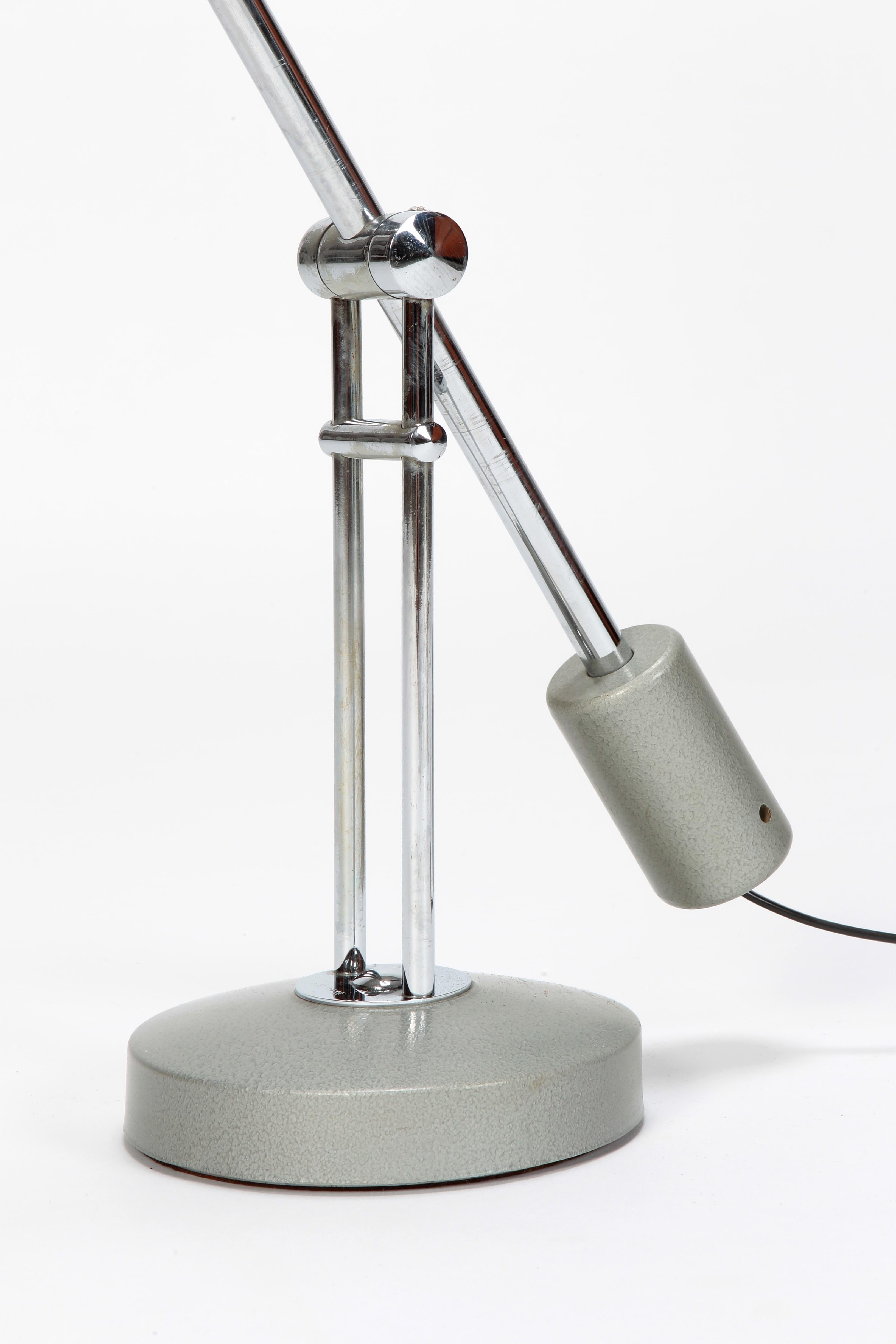 Louis Ferdinand Solère table lamp manufactured by Solère Paris in the 1950s in France. Adjustable in many ways. Hammer stroke lacquer shade and base connected with a chrome steel frame.