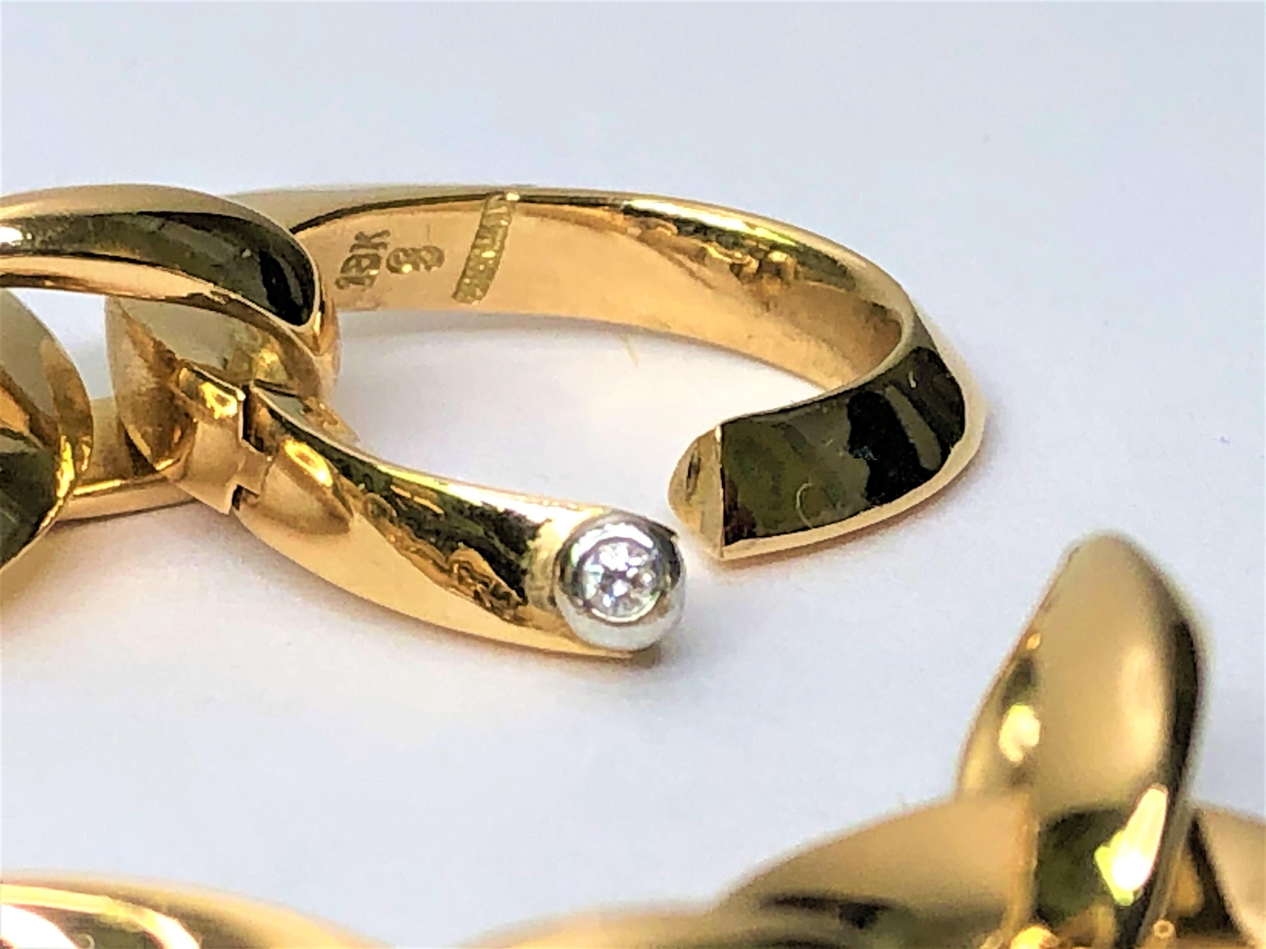 Conçu par le designer Louis Fiessler, ce lourd collier à maillons en or rose massif sera un ajout formidable à la collection de bijoux de tout un chacun !
Liens ovales en or rose 18 carats, chacun d'environ 22 mm x 18 mm, avec des connecteurs ovales