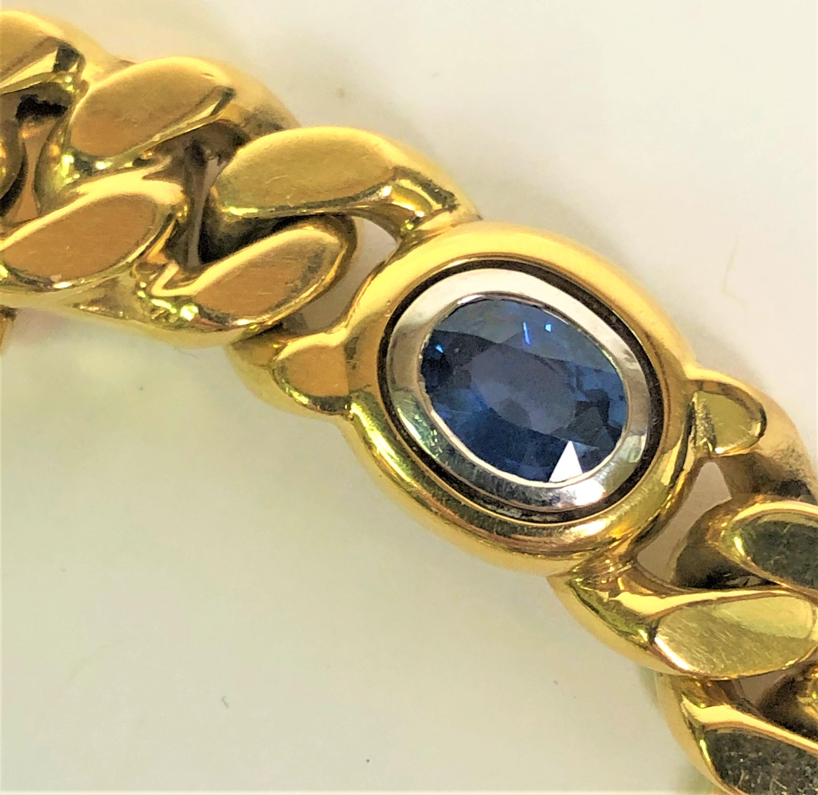 Dieses Armband des Designers Louis Fiessler ist ein Klassiker.
Polierte 18-karätige gelbe Panzerkette mit fünf ovalen Steinen in Kesselfassung.
Zwei Rubine, zwei Saphire und ein Smaragd, jeweils ca. 6 mm x 5 mm.
Ungefähr 7,75 Zoll lang und ungefähr