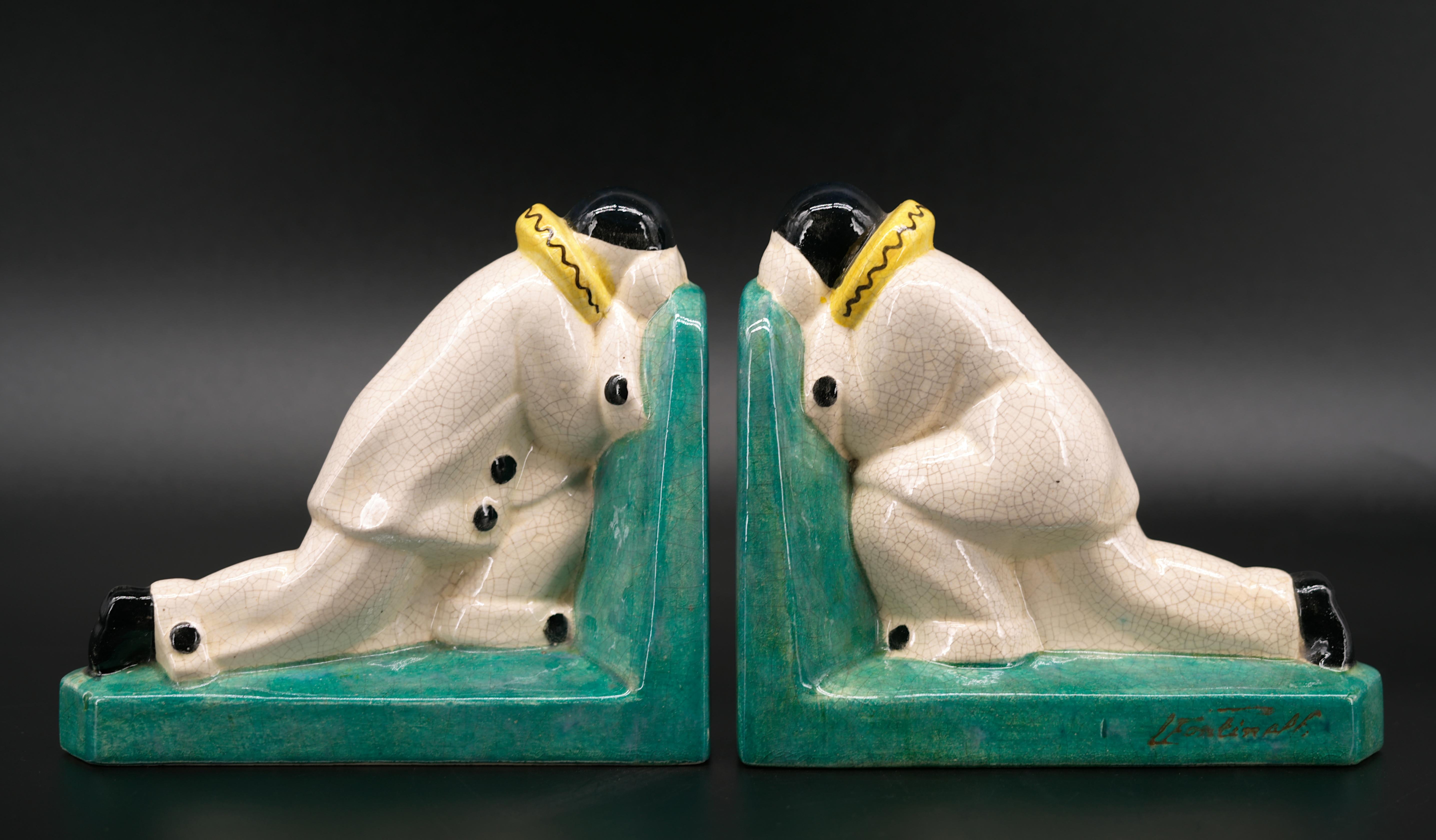 Französische Art-Déco-Buchstützen aus Keramik mit Craquelé-Glasur von Louis FONTINELLE (Marines, Paris), Frankreich, ca. 1920. Piierrots. Keramik mit polychromer Craquelé-Glasur. Wurde in Les Magasins du Louvre in Paris verkauft. Jedes - Breite: