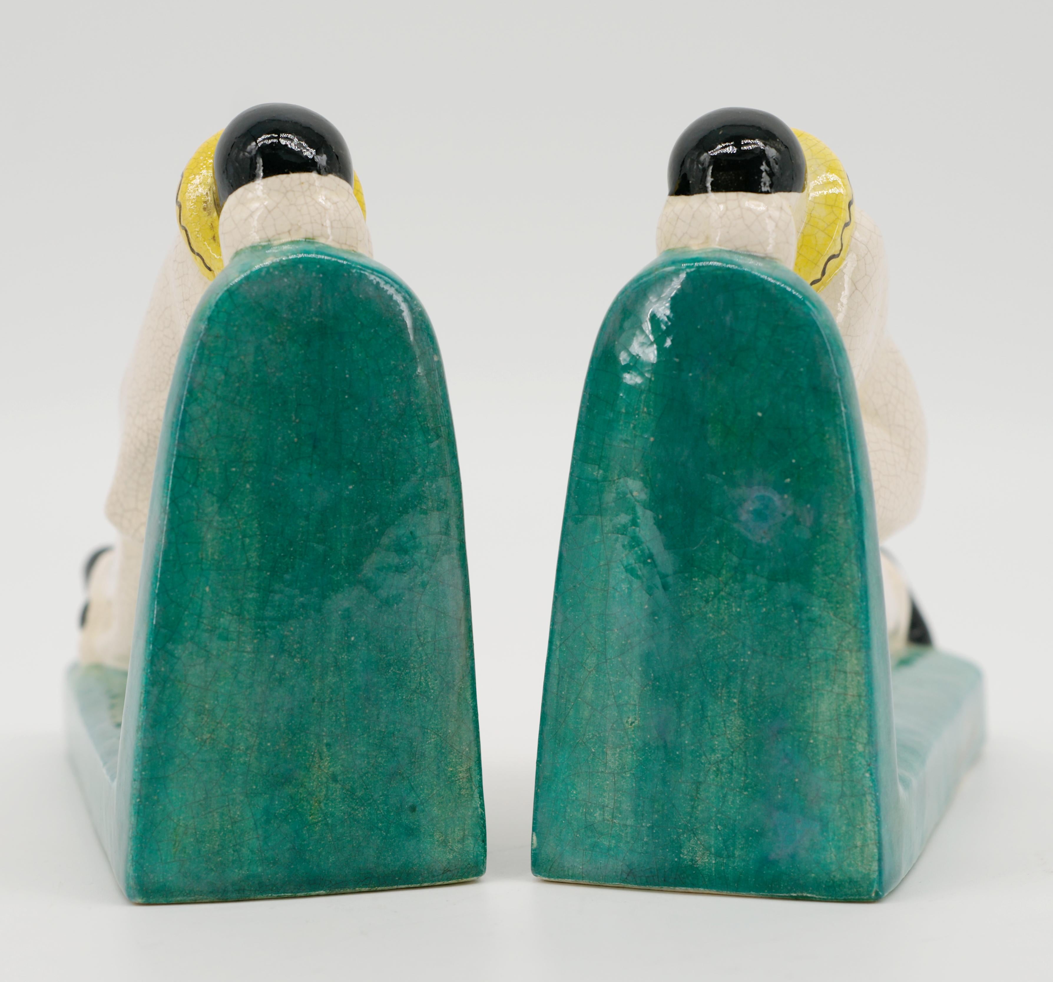 Louis Fontinelle Französische Art Deco Crackle Glaze Keramische Pierrot Buchstützen, 1920 (Frühes 20. Jahrhundert) im Angebot