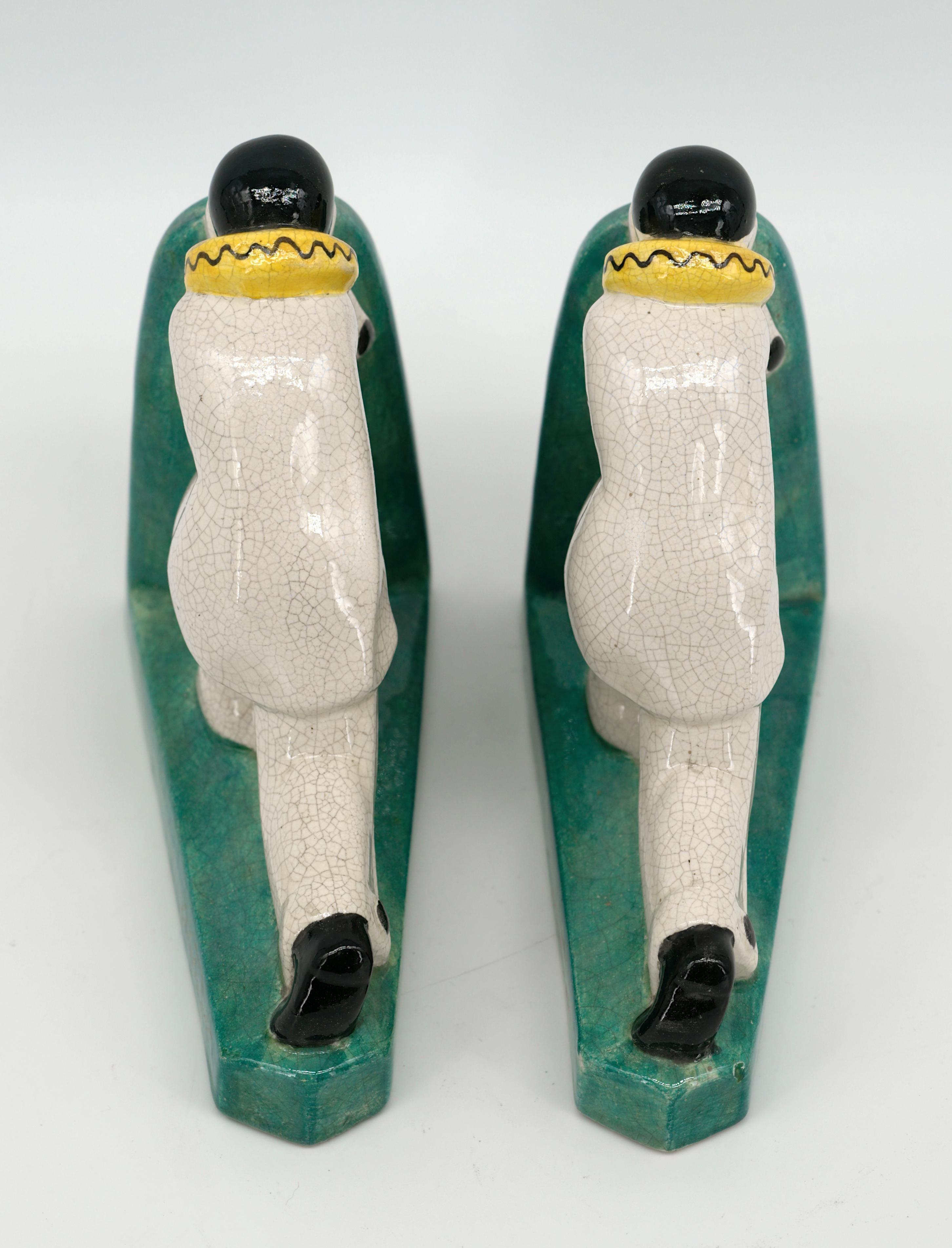 Louis Fontinelle Französische Art Deco Crackle Glaze Keramische Pierrot Buchstützen, 1920 (Keramik) im Angebot
