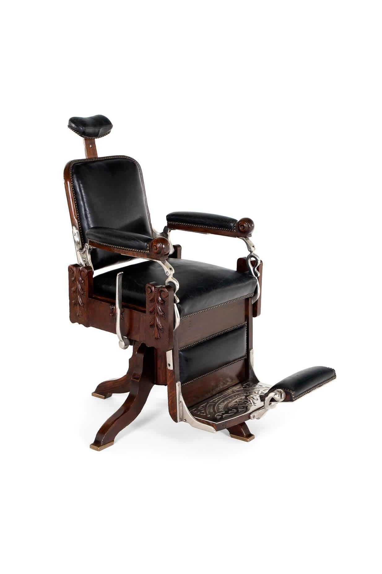 An immaculate barbers chair made by the Louis Hanson Company of Chicago, Illinois.

This rare and beautifully presented example is the Independence model and carved from oak with decorative detailing.

The fully reclinable chair and the patented