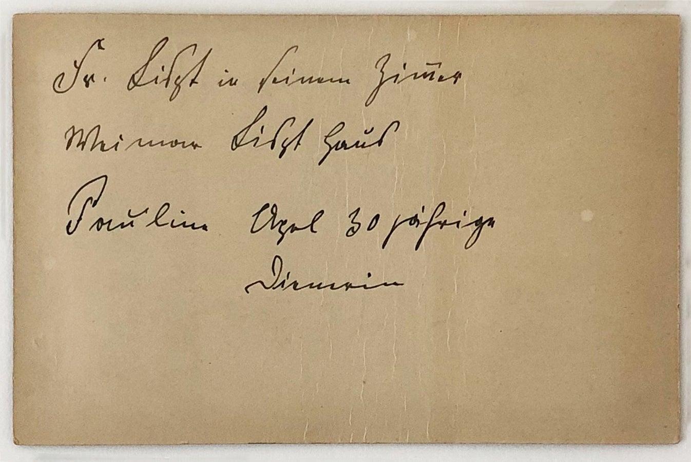 Franz Liszt en el despacho de su estudio por Louis Held
Tamaño de la hoja: 4,2 pulg. H x 6.5 pulg. W 

Estampa de época con el sello del estudio de Louis Held y el tapete del estudio.
La foto está dedicada al dorso en alemán 