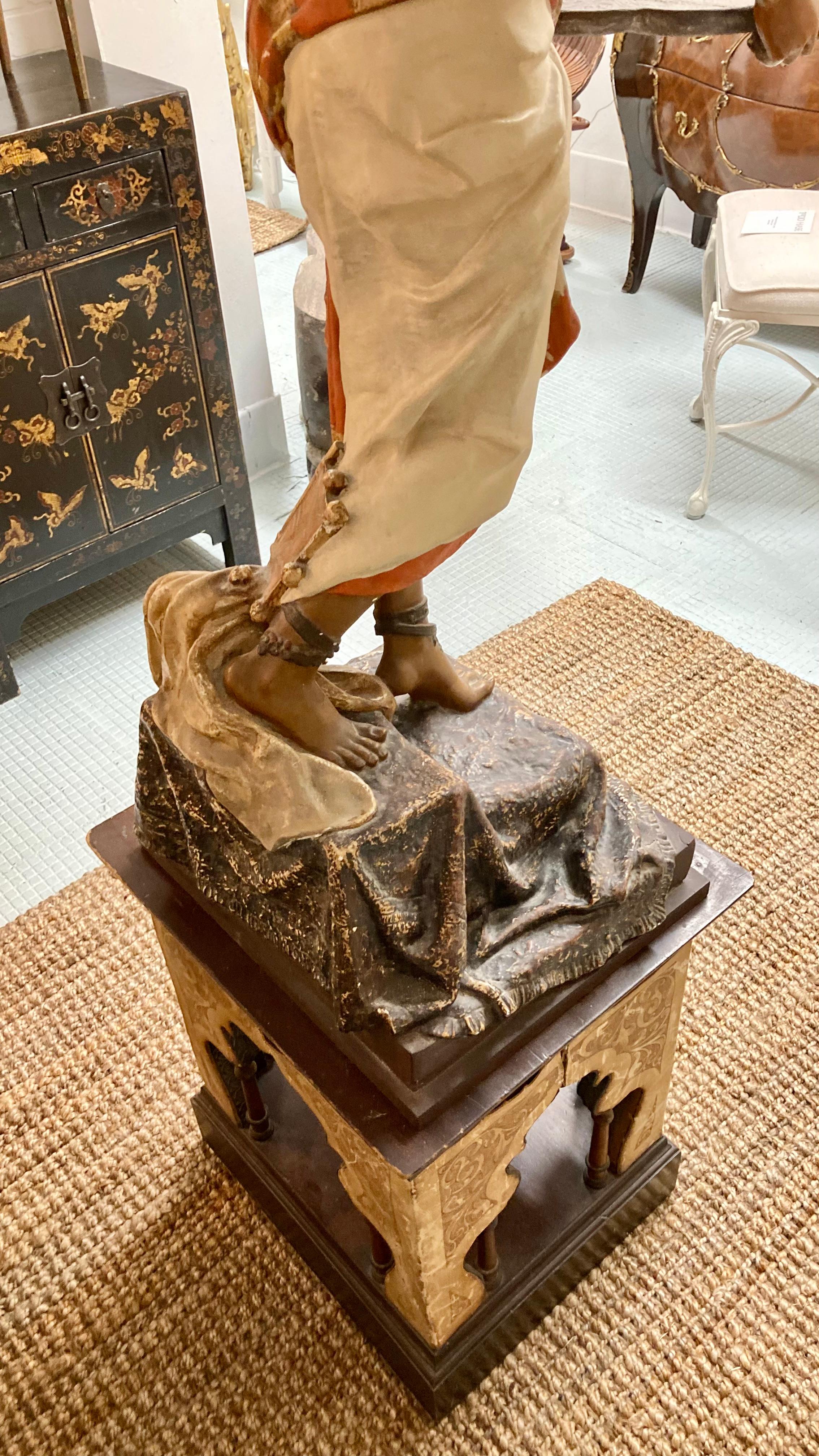 Grande statue orientaliste Louis Hottot sur piédestal en cuir en vente 4
