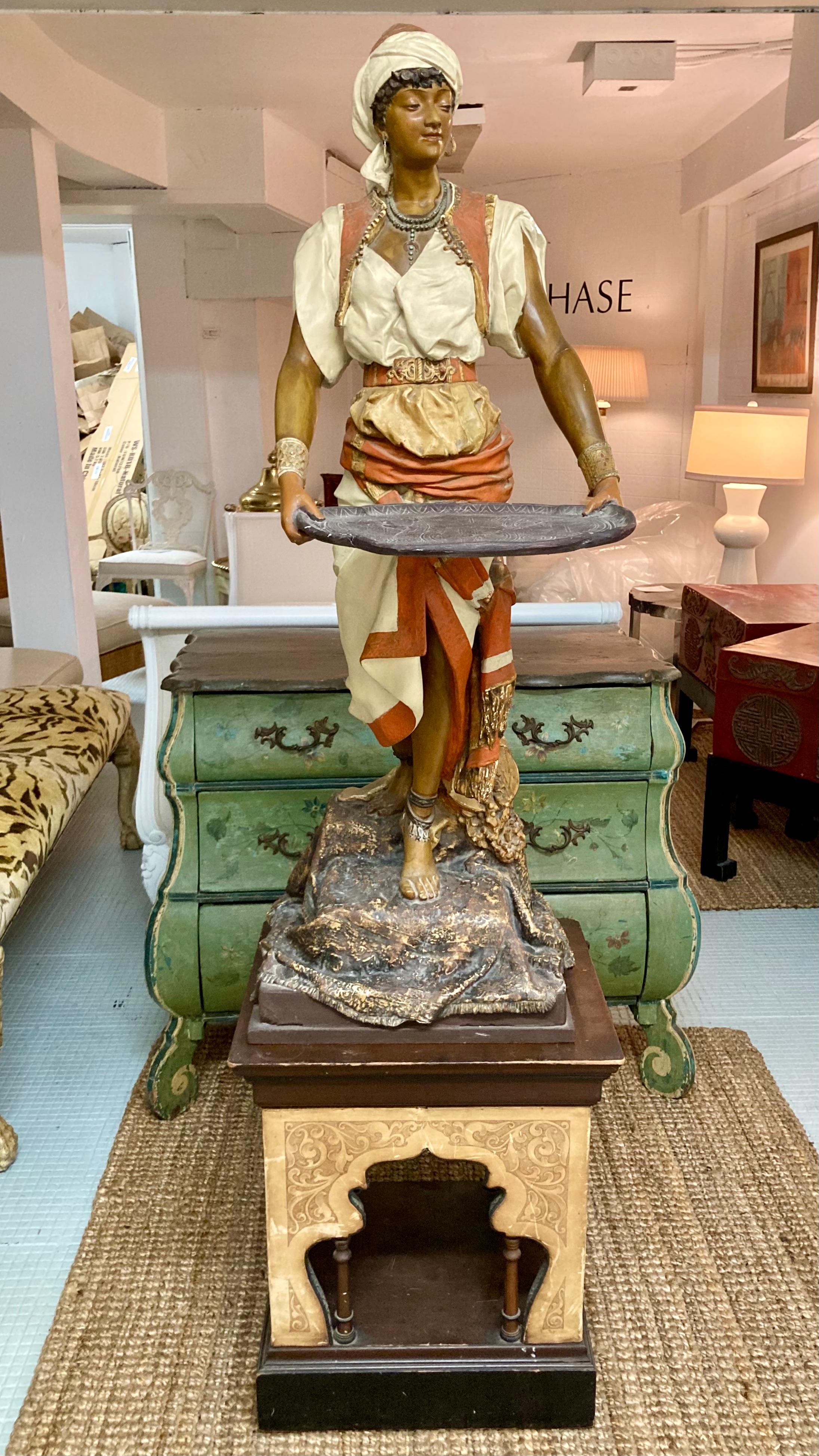Preciosa estatua Louis Hottot de 2 piezas y gran tamaño de una dama con vestimenta tradicional sobre una base de cuero. Se trata de una estatua de composición de escayola pintada a mano con increíbles detalles. Su tamaño la convierte en una