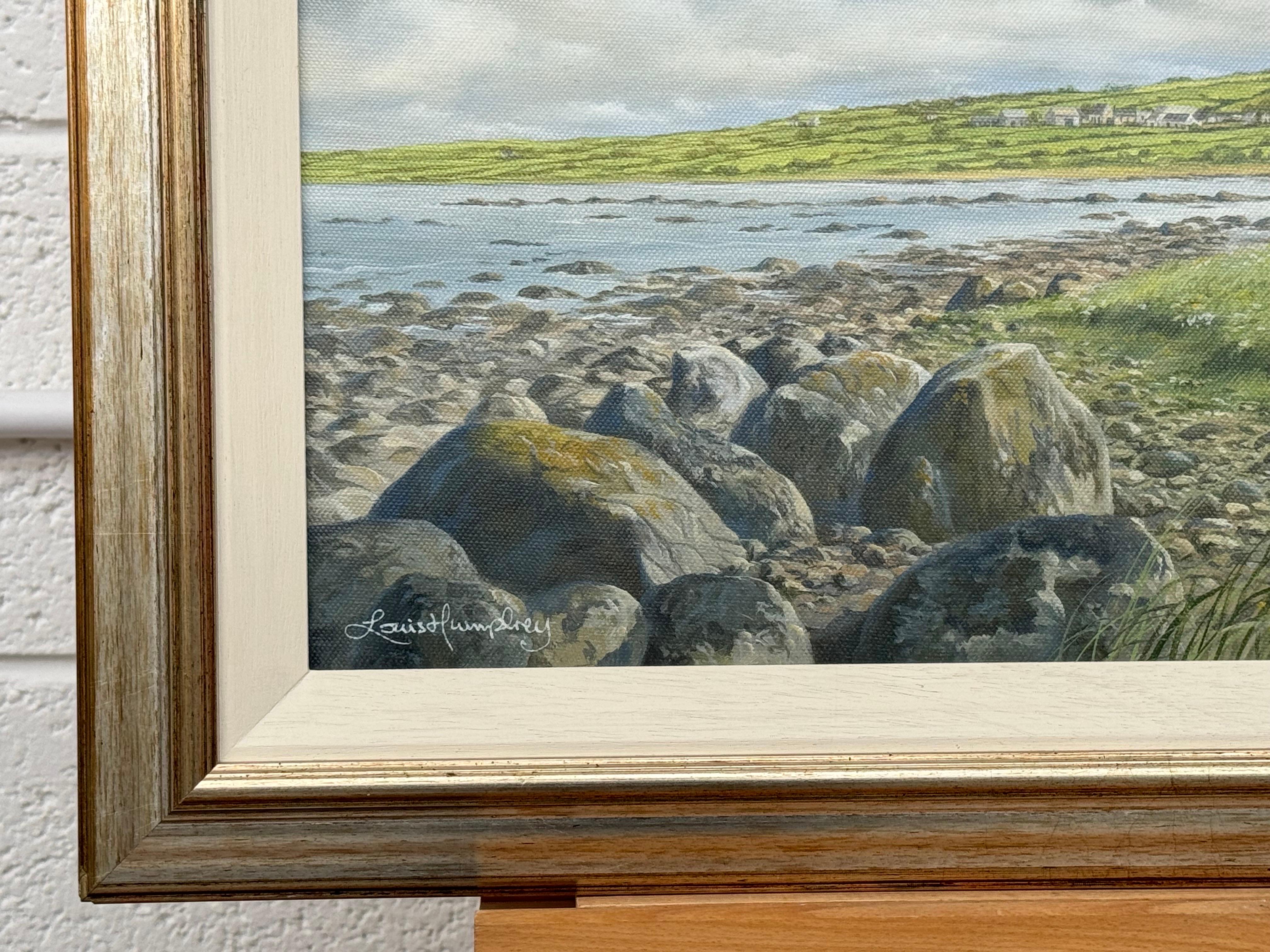Tranquila escena costera irlandesa con campos verdes, costa rocosa y cielo extenso. Pintura al óleo original de época del artista irlandés del siglo XX, Louis Humphrey. Humphrey nació en 1955 en Belfast, Irlanda del Norte. 

Medidas de la obra 22 x