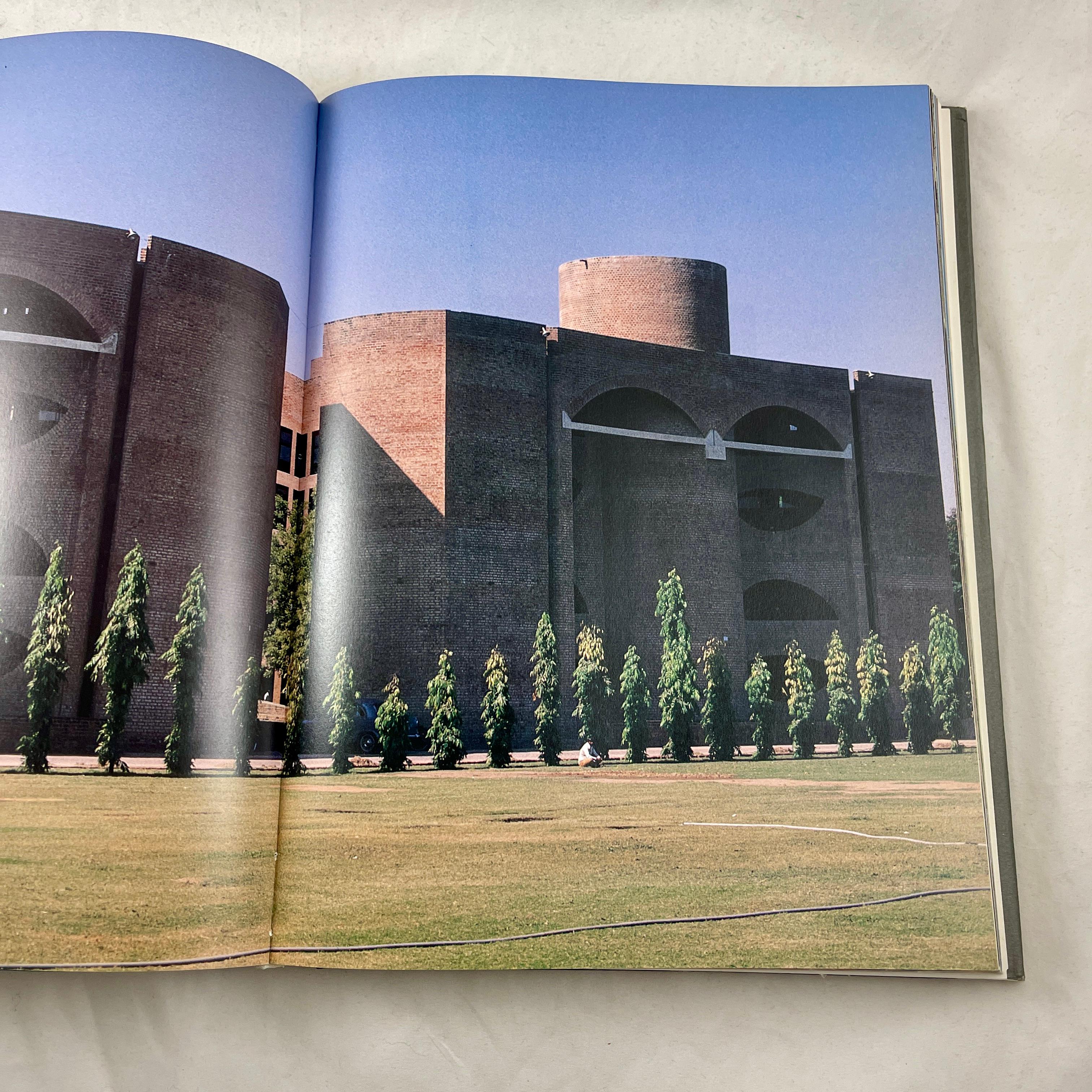 Louis i. Kahn: in the Realm of Architecture Coffee Table Book – 1st Edition 1991 In Good Condition In Philadelphia, PA
