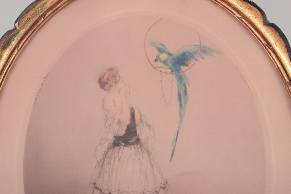 Louis Icart (1888-1950). Aguafuerte sobre papel. 
Una señora con un perro y un loro azul.
1928.
Motivo 306.
Ligeramente amarillento.
Sello ciego
Numerada y firmada a lápiz.
Marco dorado de madera con algunos desconchones.
Dimensiones: Anchura 29,5