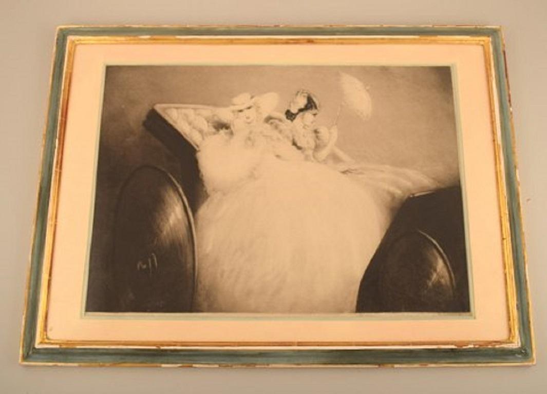 Louis Icart (1888-1950). Gravure sur papier. Deux jeunes femmes. Ca. 1920.
Signé au crayon.
En parfait état.
Dimensions visibles : 55 x 39 cm.
Dimensions totales : 65 x 46 cm.
Le cadre mesure : 3.5 cm.
