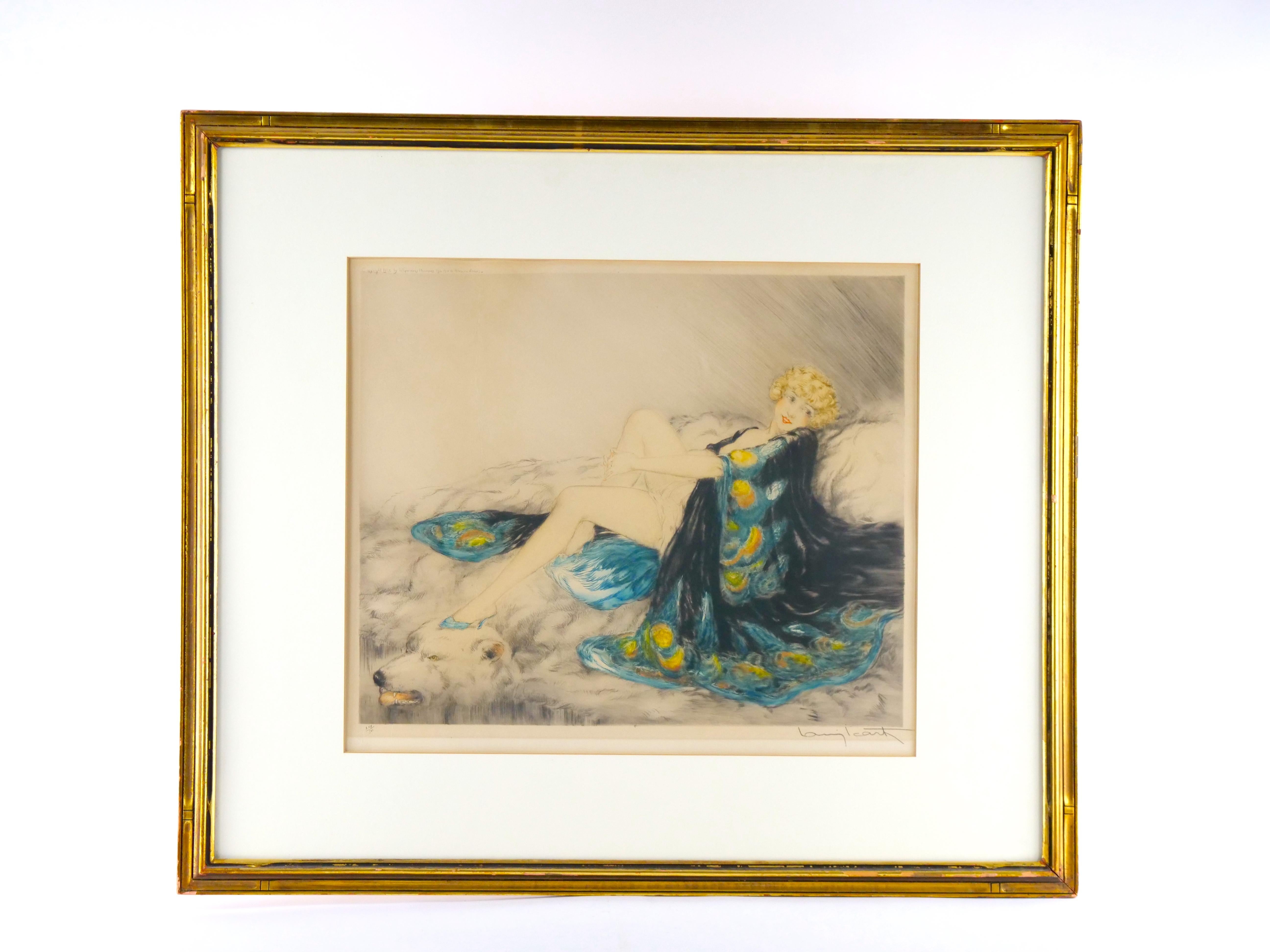 Gravure à l'eau-forte de Louis Icart (1888-1950) représentant une jolie blonde en lingerie de paon drapée sur un tapis en peau d'ours polaire.  Numéro 108 sur 500.  Signé à la main au crayon par l'artiste.  Maté et encadré dans un cadre en bois doré