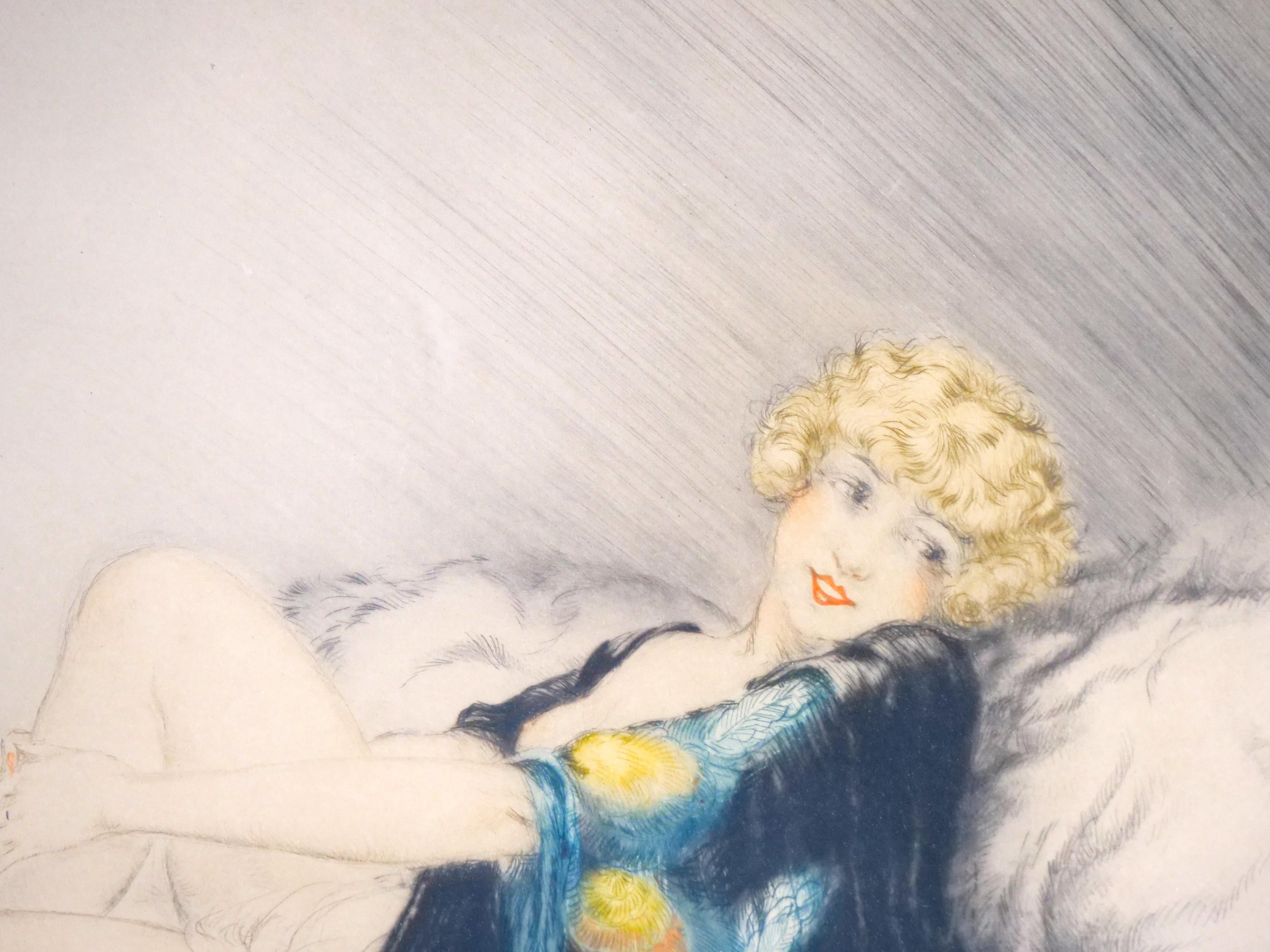 Français Gravure encadrée de Louis Icart représentant une beauté féminine en lingerie de paon sur peau d'ours, 1926 en vente