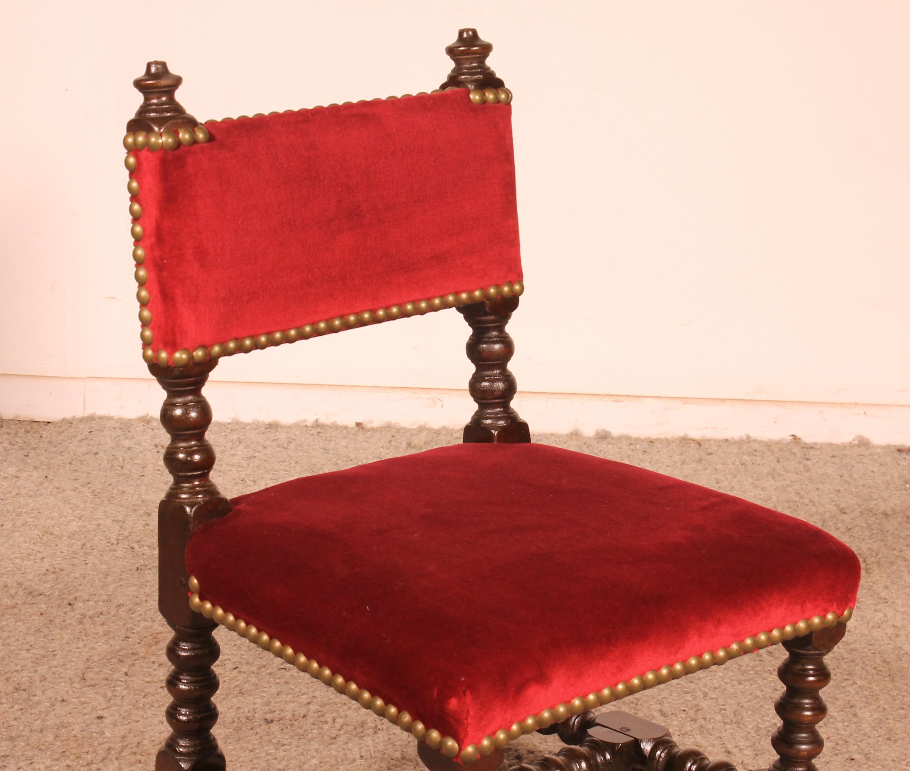 Charmante chaise d'enfant en bois de châtaignier de style Louis XIII du XIXe siècle.

Un très beau et inhabituel petit modèle avec un magnifique tournage.
Il est recouvert d'un velours rouge et d'une toile de verre.  a une belle patine
en parfait