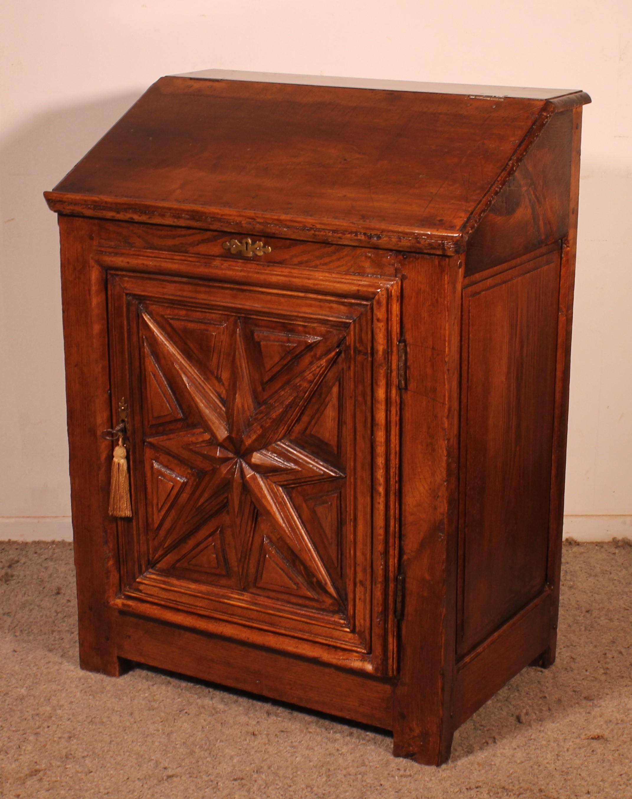 Louis III Oratory In Walnut - 17th Century For Sale 4
