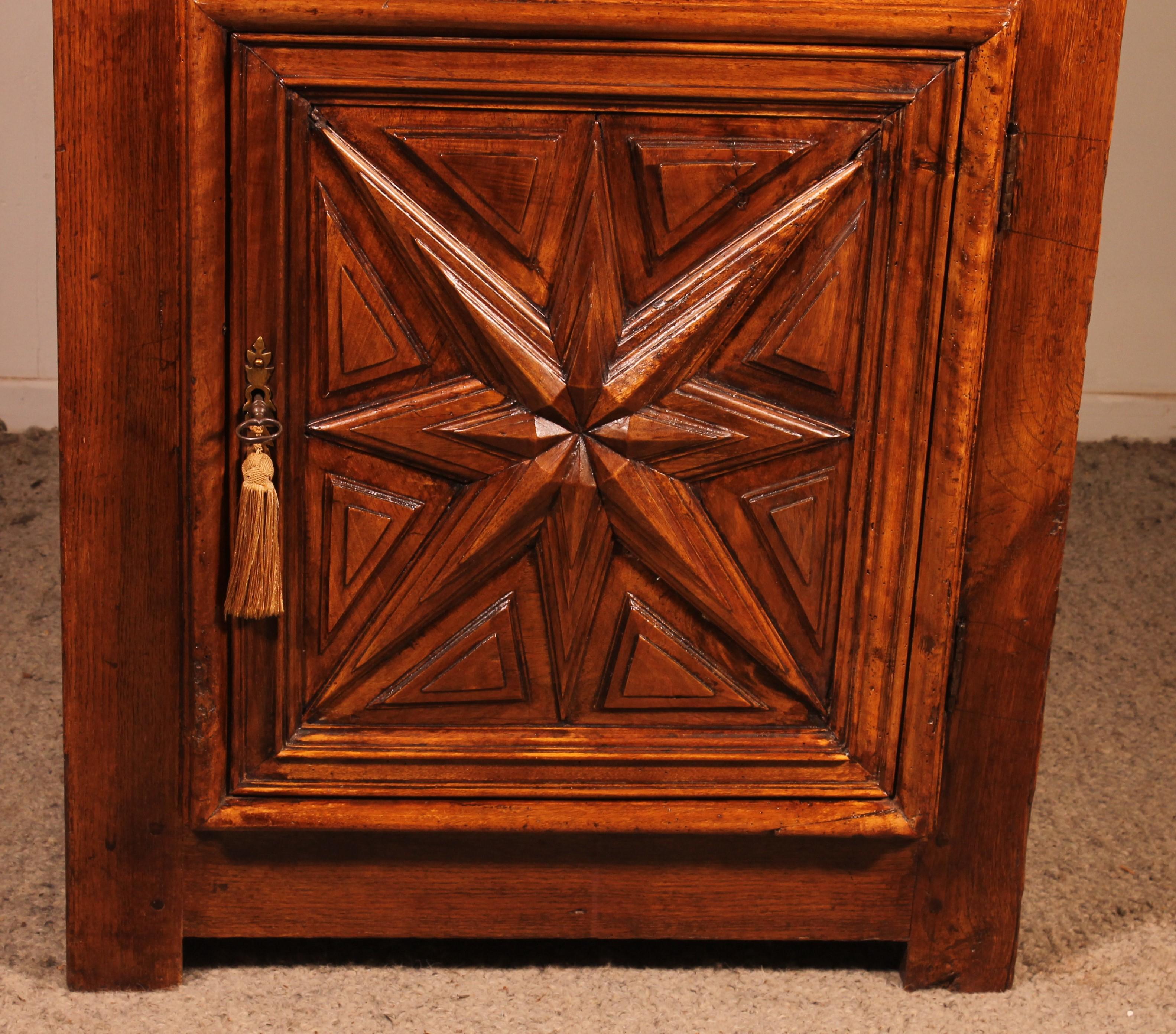 Elegant oratory or small walnut buffet from the 17th century in walnut from the Louis III period with a diamond point door
Very beautiful piece of furniture from the Louis III period composed of a door with a diamond point which is unusual with its