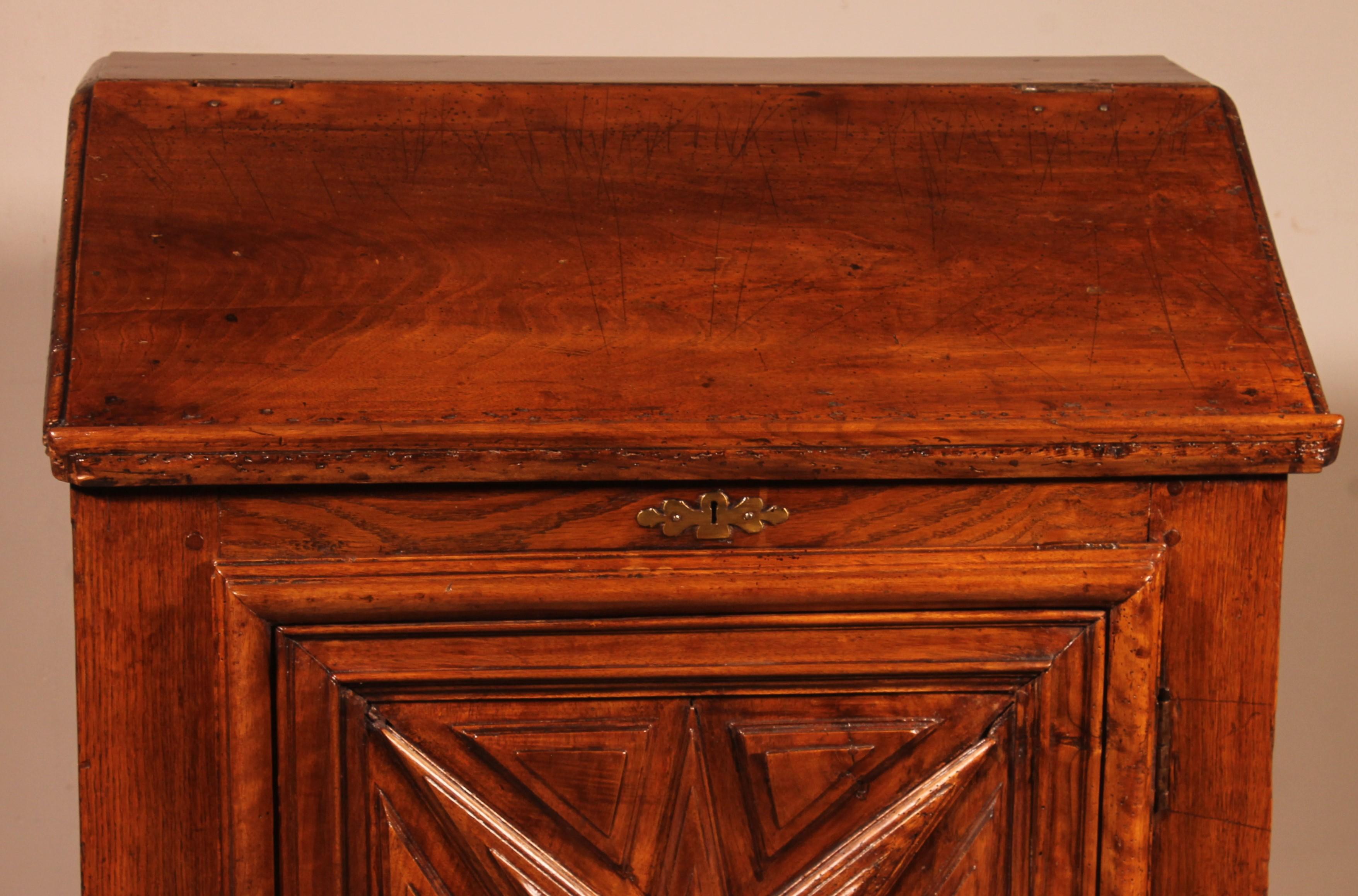 Louis XIII Louis III Oratory In Walnut - 17th Century For Sale