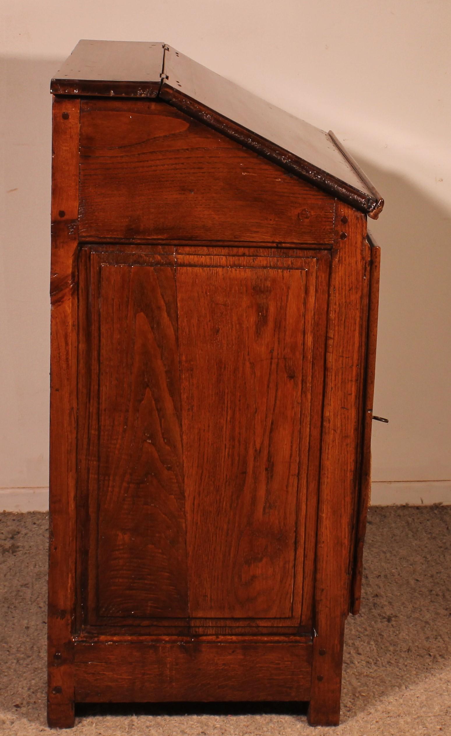 Louis III Oratory In Walnut - 17th Century For Sale 1