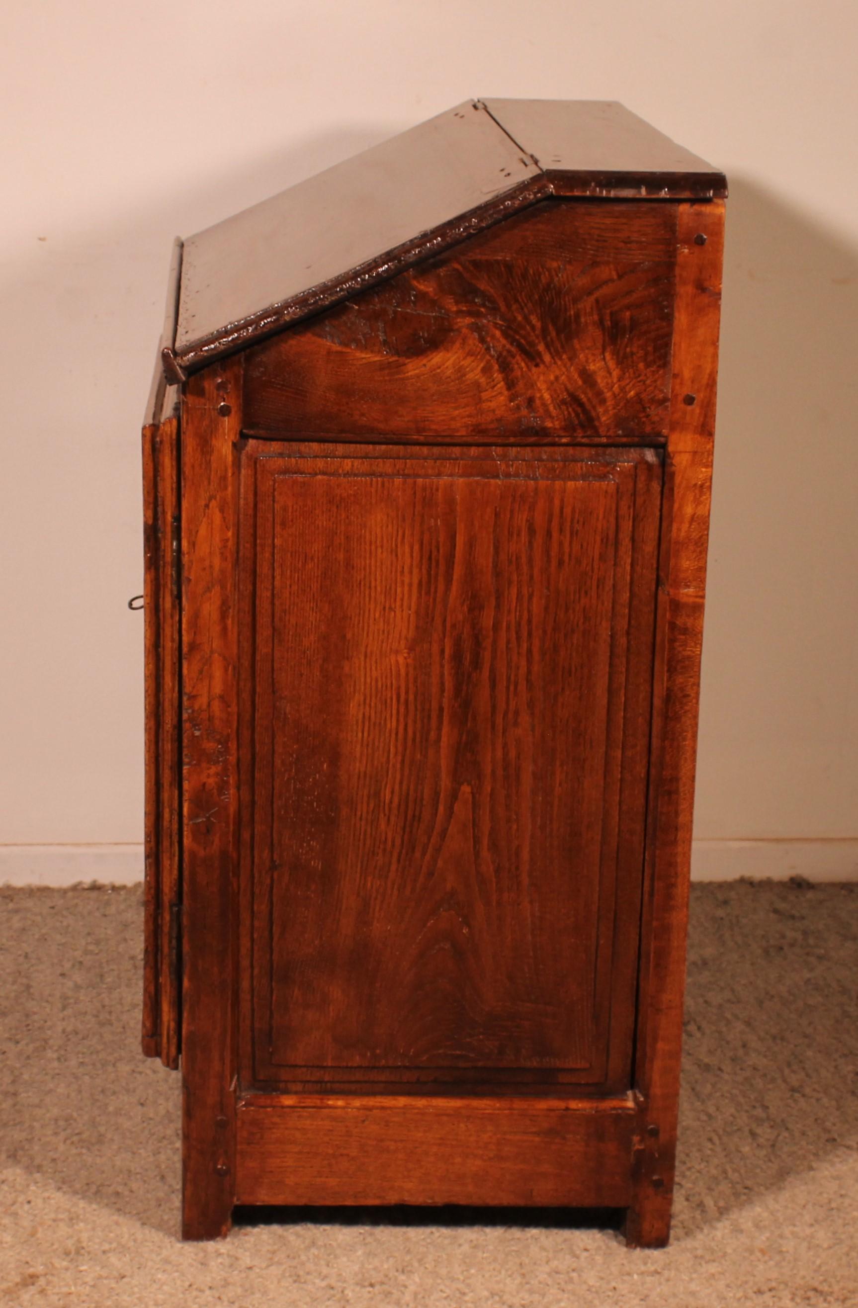 Louis III Oratory In Walnut - 17th Century For Sale 3