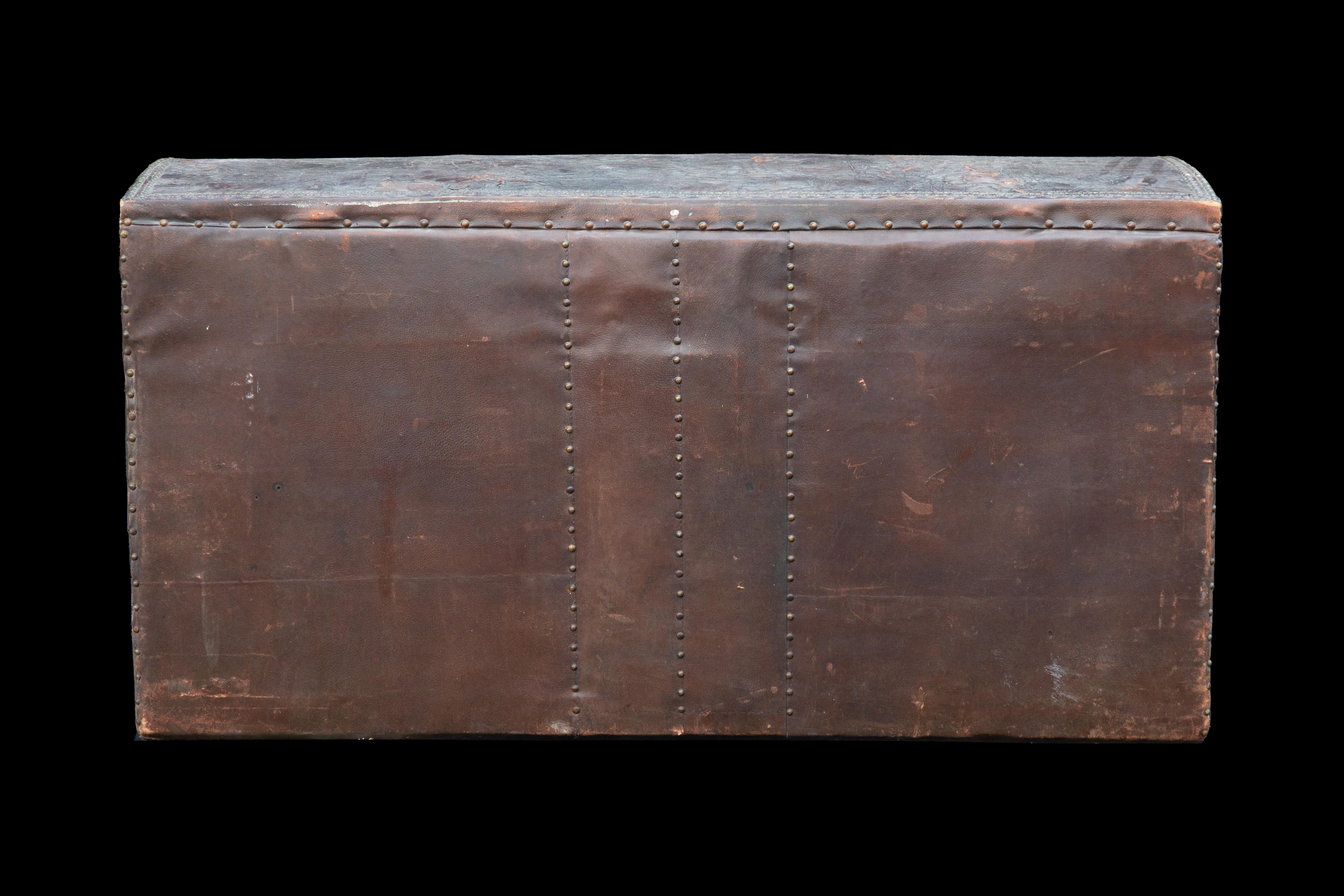 Malle / Coffre en cuir clouté Louis IV 18ème siècle en vente 3