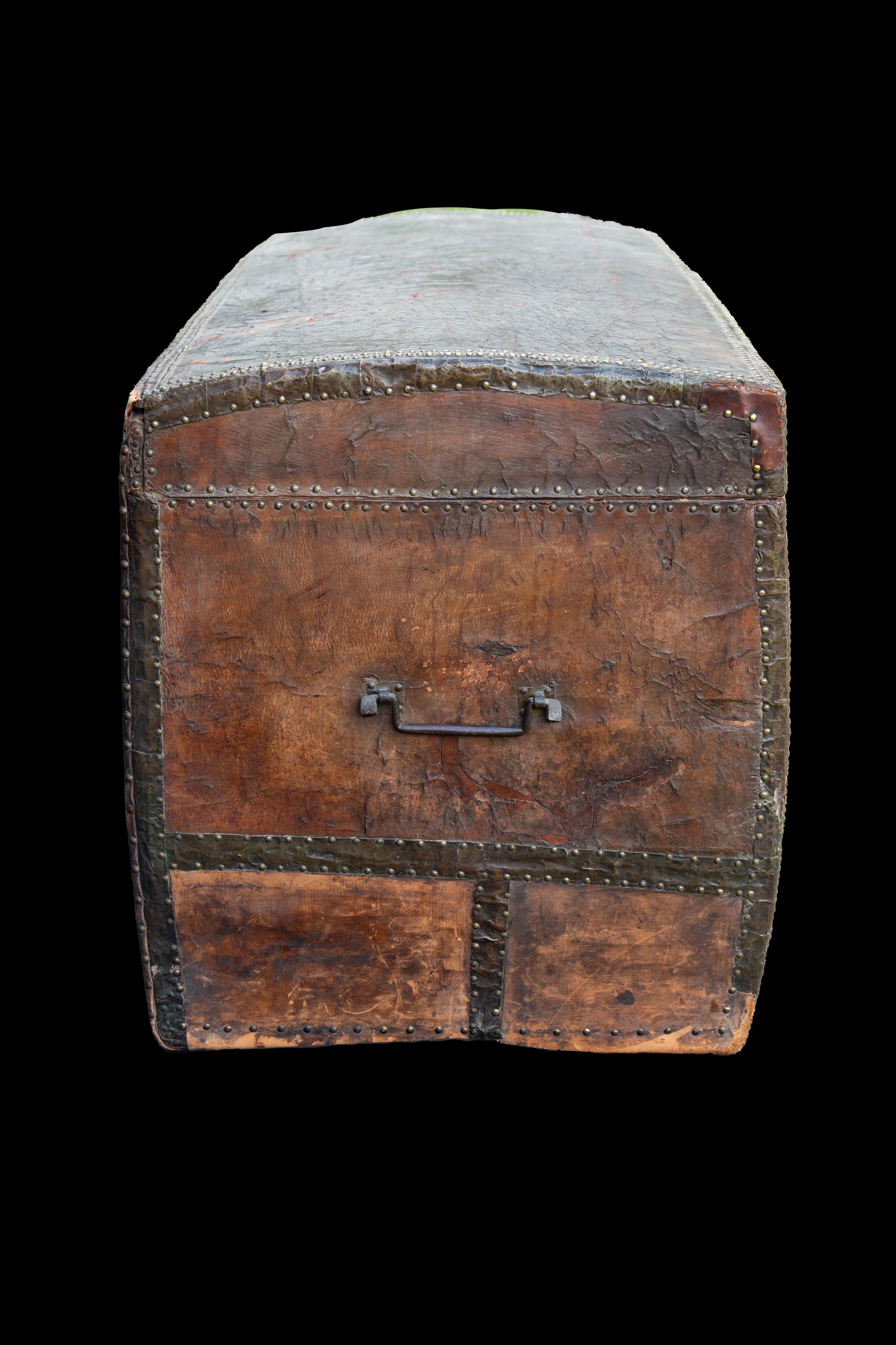 Malle / Coffre en cuir clouté Louis IV 18ème siècle Bon état - En vente à New York, NY